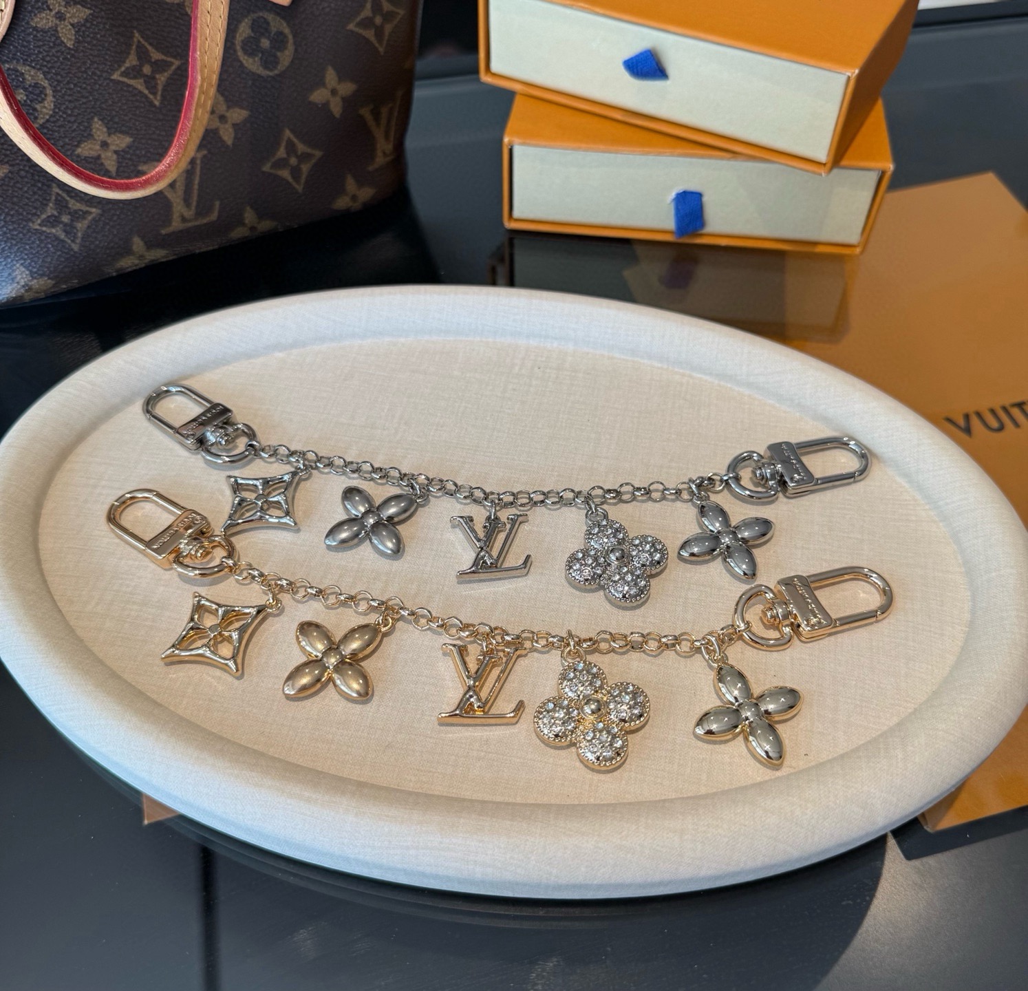 LV钥匙扣 圣诞款包饰 包包挂件包链金色&银色SPring Street Chain 包饰将 Monog