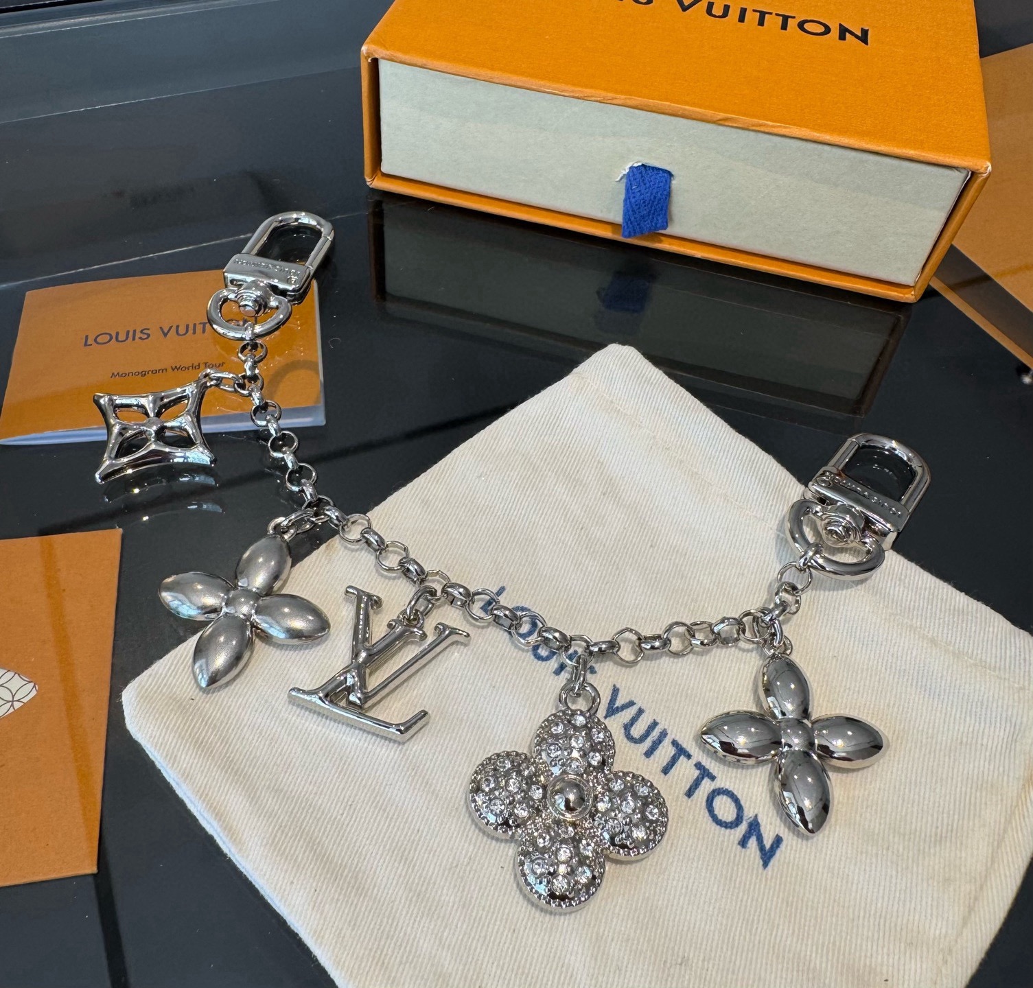 LV钥匙扣 圣诞款包饰 包包挂件包链金色&银色SPring Street Chain 包饰将 Monog