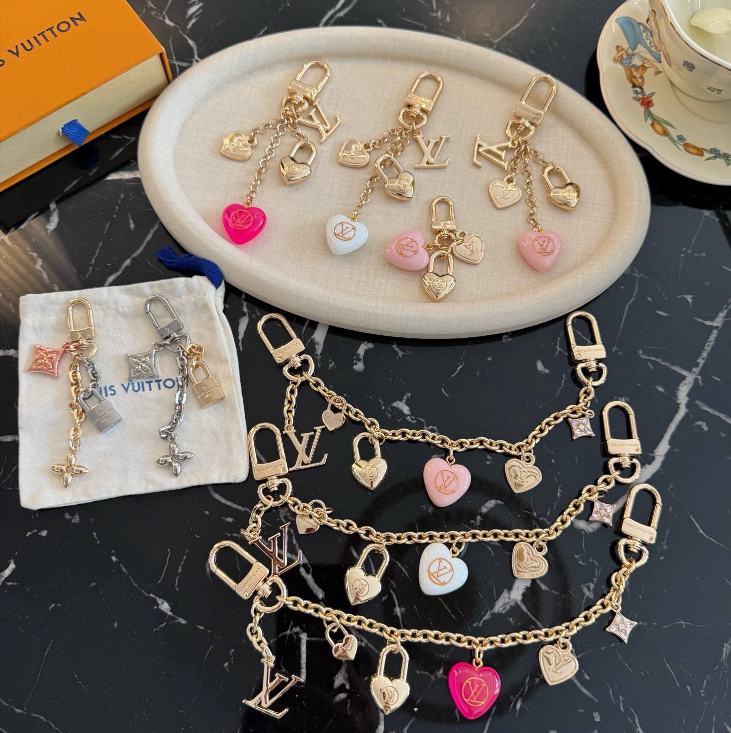 lv钥匙扣 官网新款 包包链条挂件 多功能链条 包饰&包包肩带延长链本款链条包饰出自路易威登x村上隆复刻