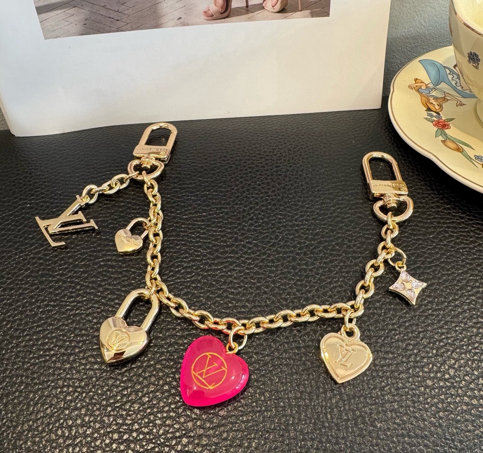 lv钥匙扣 官网新款 包包链条挂件 多功能链条 包饰&包包肩带延长链本款链条包饰出自路易威登x村上隆复刻