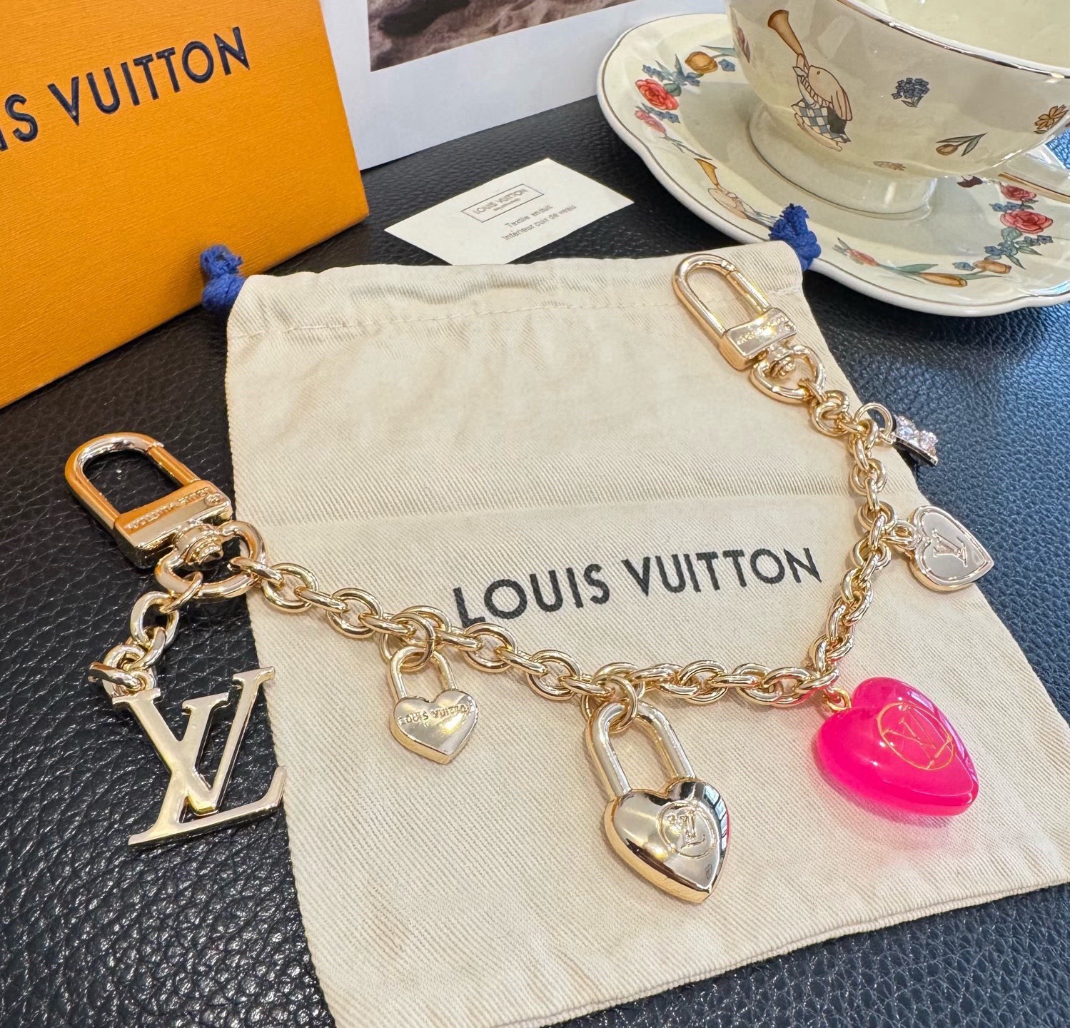 lv钥匙扣 官网新款 包包链条挂件 多功能链条 包饰&包包肩带延长链本款链条包饰出自路易威登x村上隆复刻