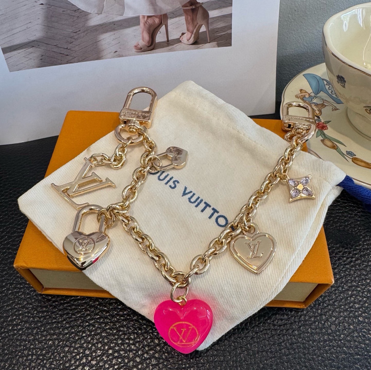 lv钥匙扣 官网新款 包包链条挂件 多功能链条 包饰&包包肩带延长链本款链条包饰出自路易威登x村上隆复刻