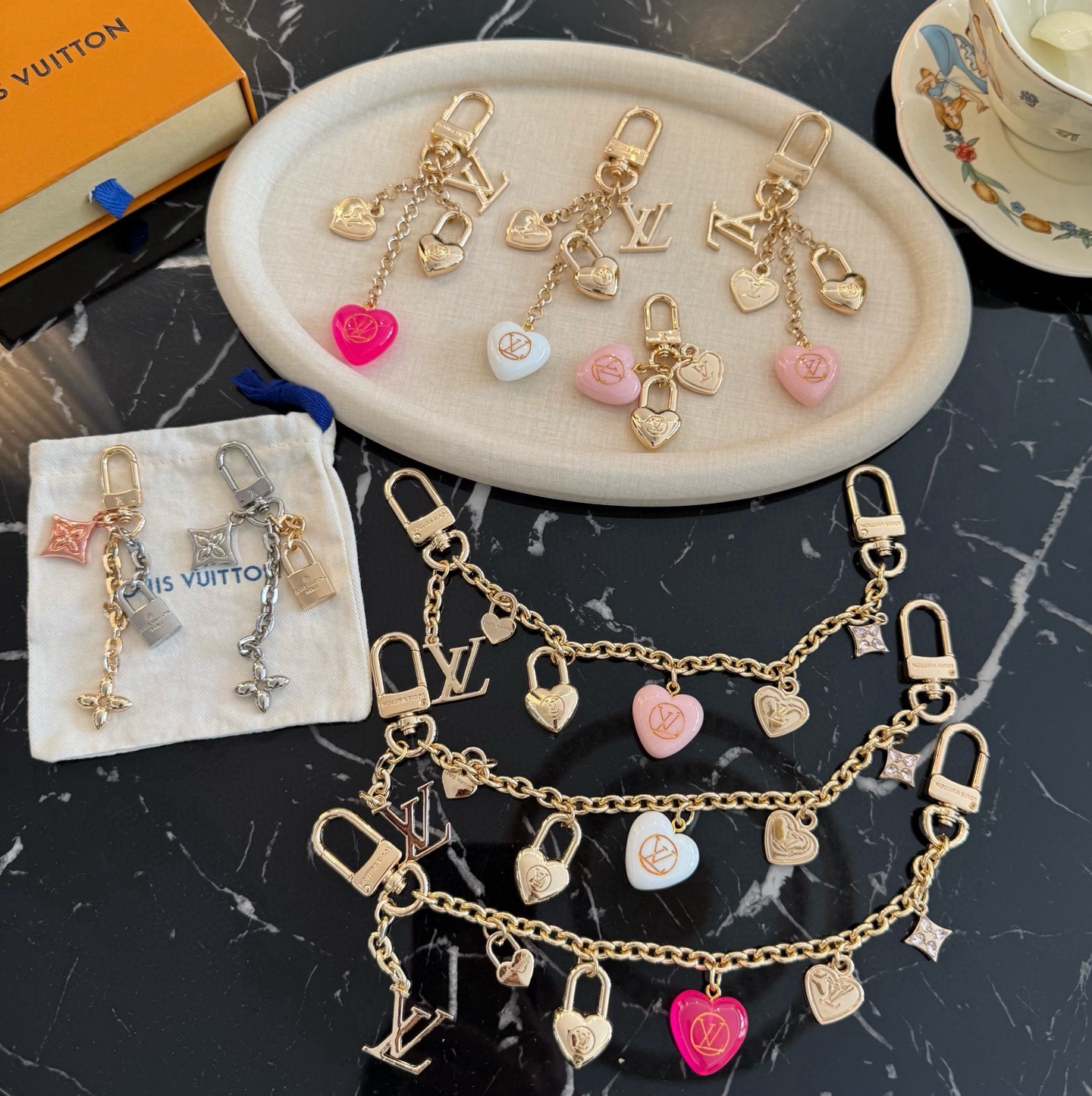 lv钥匙扣 官网新款 包包链条挂件 多功能链条 包饰&包包肩带延长链本款链条包饰出自路易威登x村上隆复刻