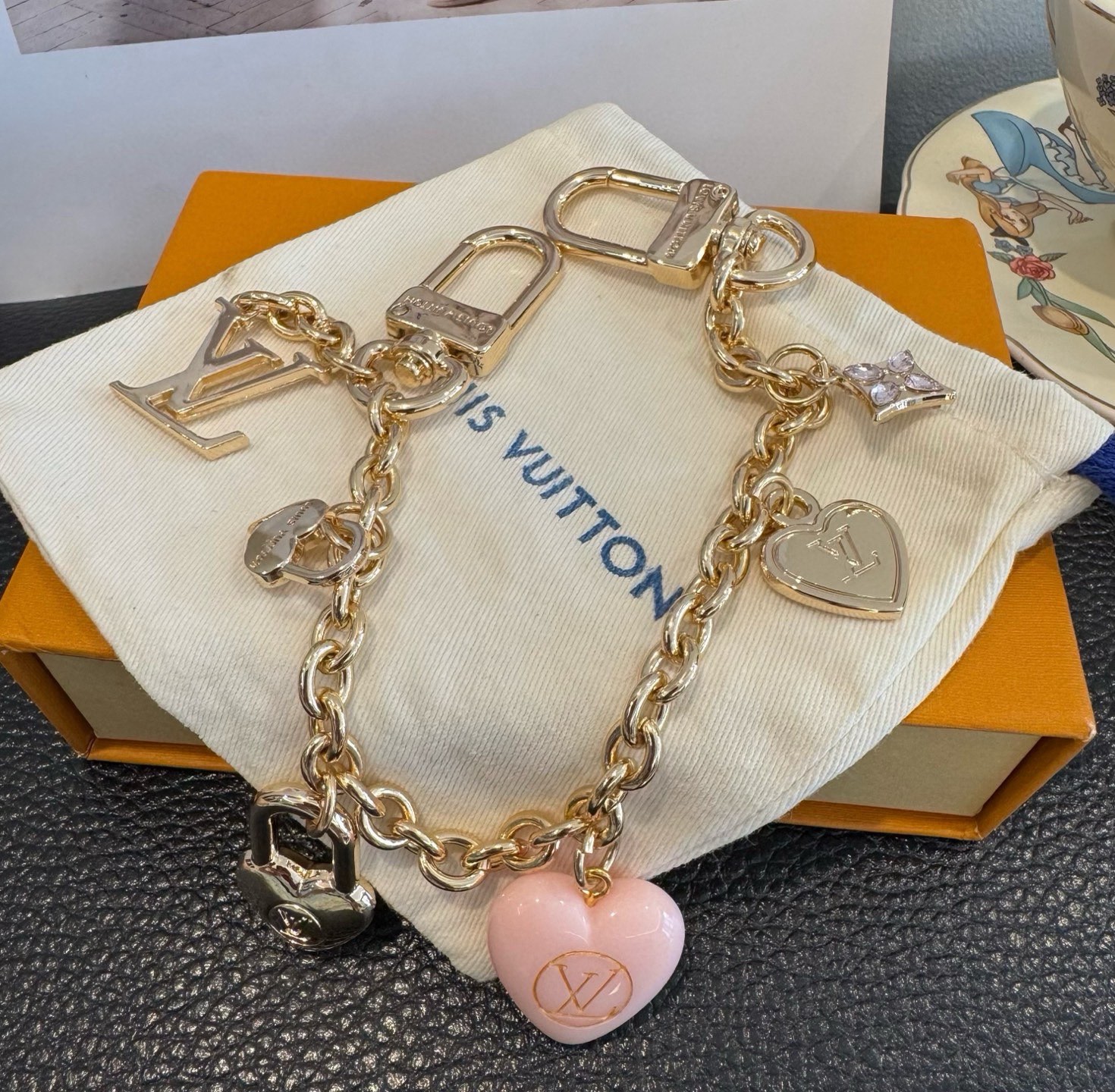 lv钥匙扣 官网新款 包包链条挂件 多功能链条 包饰&包包肩带延长链本款链条包饰出自路易威登x村上隆复刻
