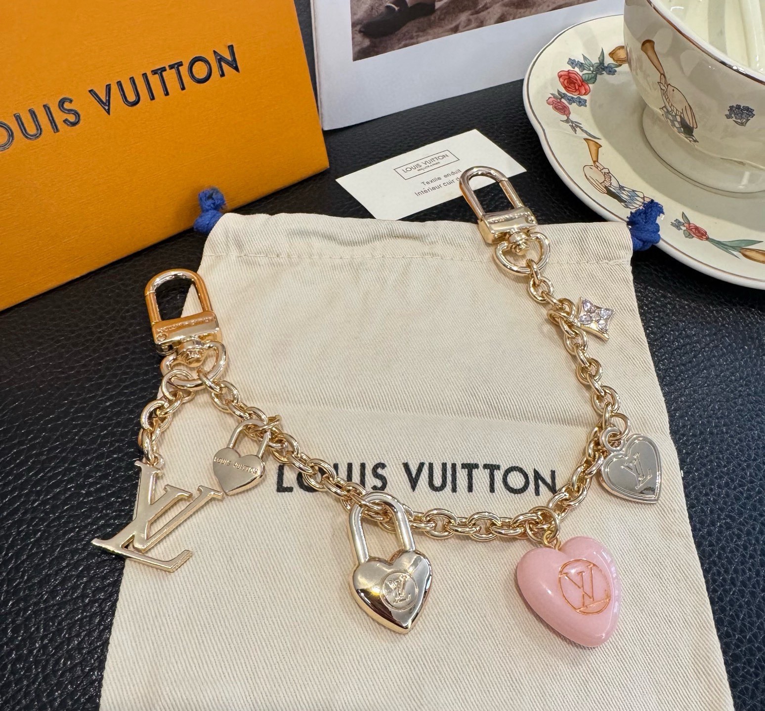 lv钥匙扣 官网新款 包包链条挂件 多功能链条 包饰&包包肩带延长链本款链条包饰出自路易威登x村上隆复刻