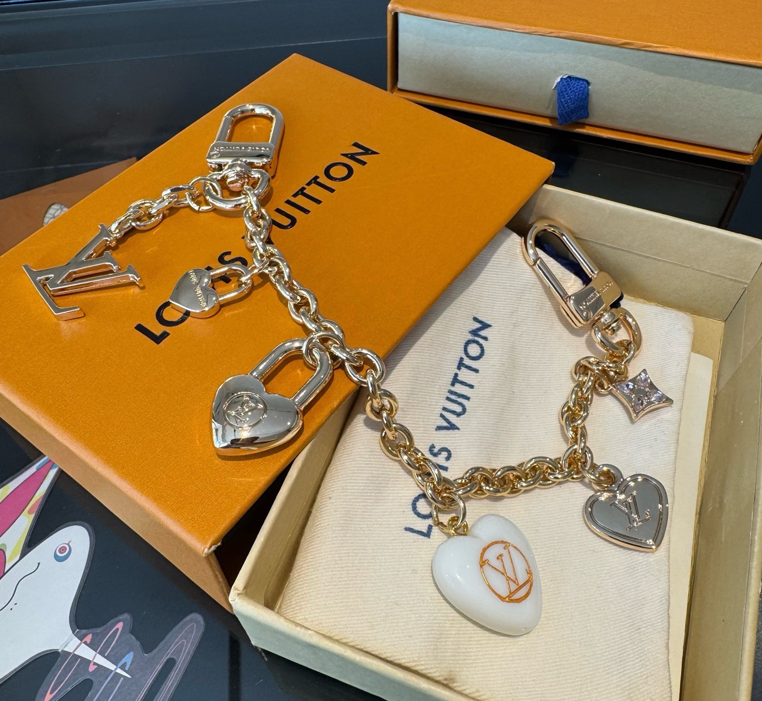 lv钥匙扣 官网新款 包包链条挂件 多功能链条 包饰&包包肩带延长链本款链条包饰出自路易威登x村上隆复刻