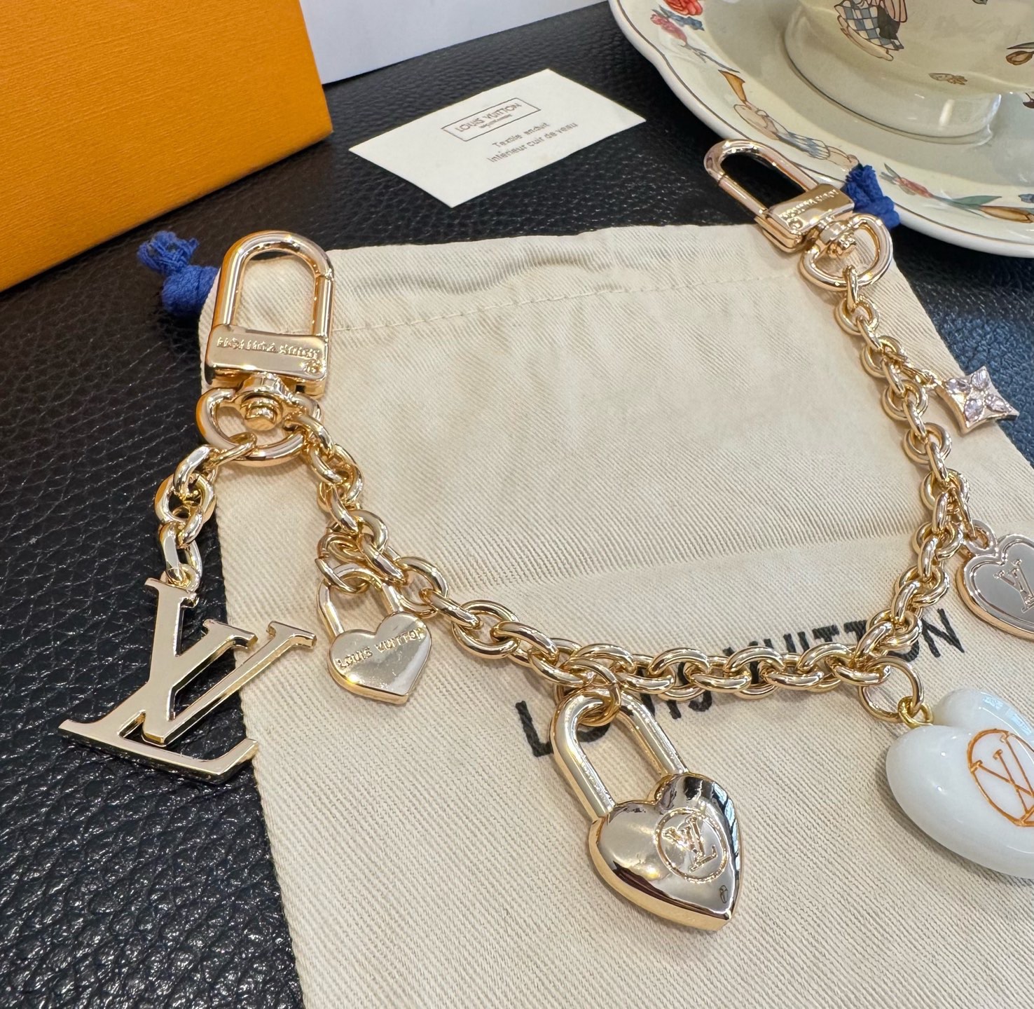 lv钥匙扣 官网新款 包包链条挂件 多功能链条 包饰&包包肩带延长链本款链条包饰出自路易威登x村上隆复刻