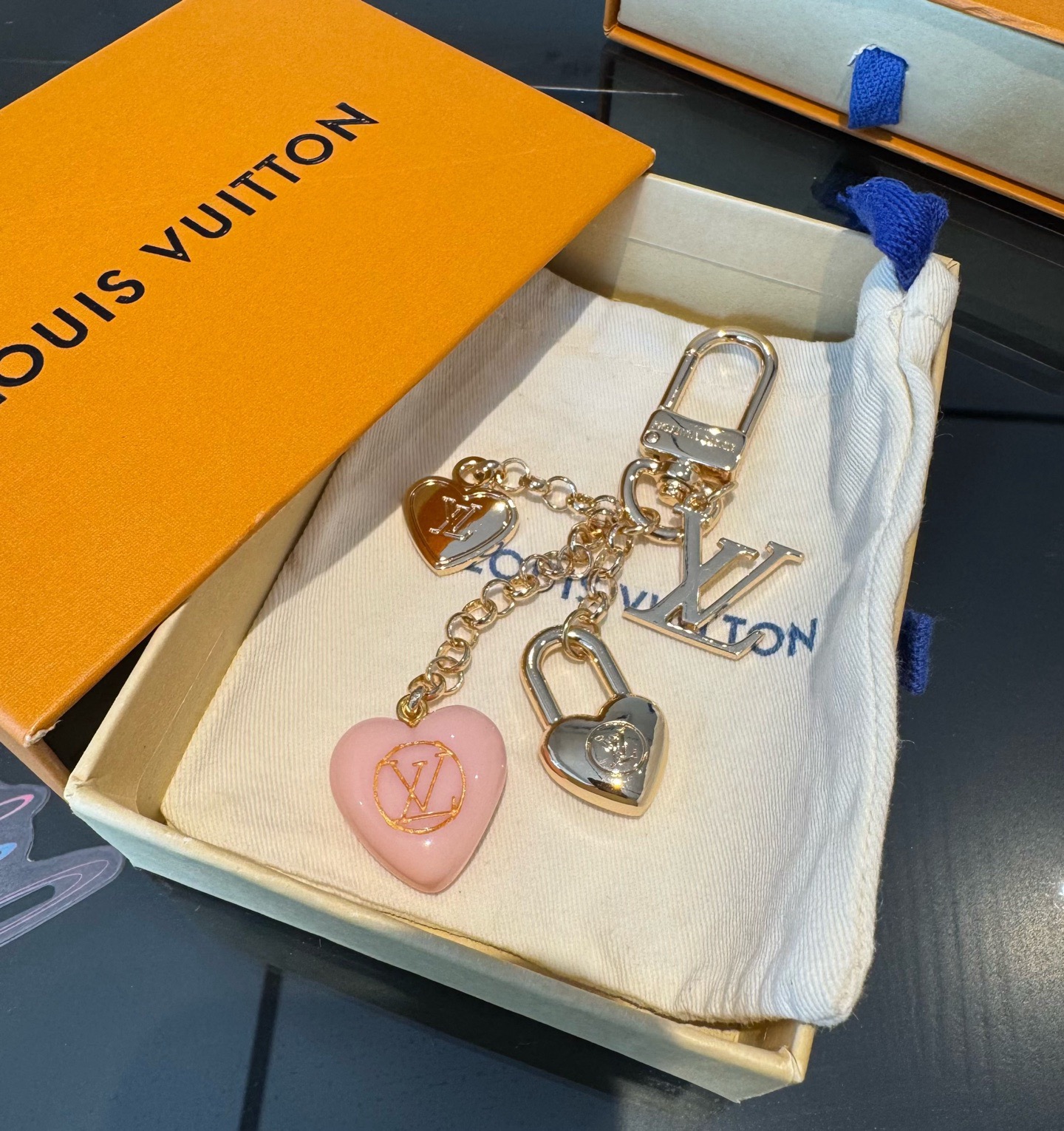 🔥Lv 钥匙扣包包挂件挂饰SPring Street Chain 包饰将 Monogram 花卉💗和 L