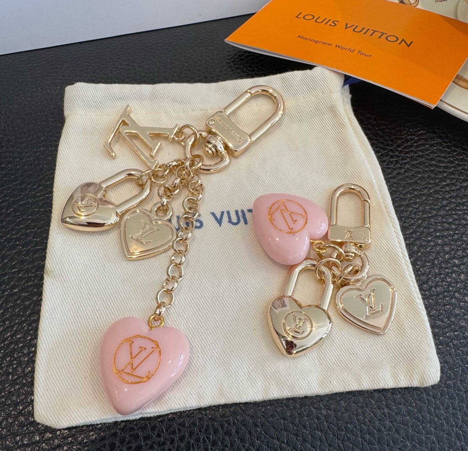 🔥Lv 钥匙扣包包挂件挂饰SPring Street Chain 包饰将 Monogram 花卉💗和 L