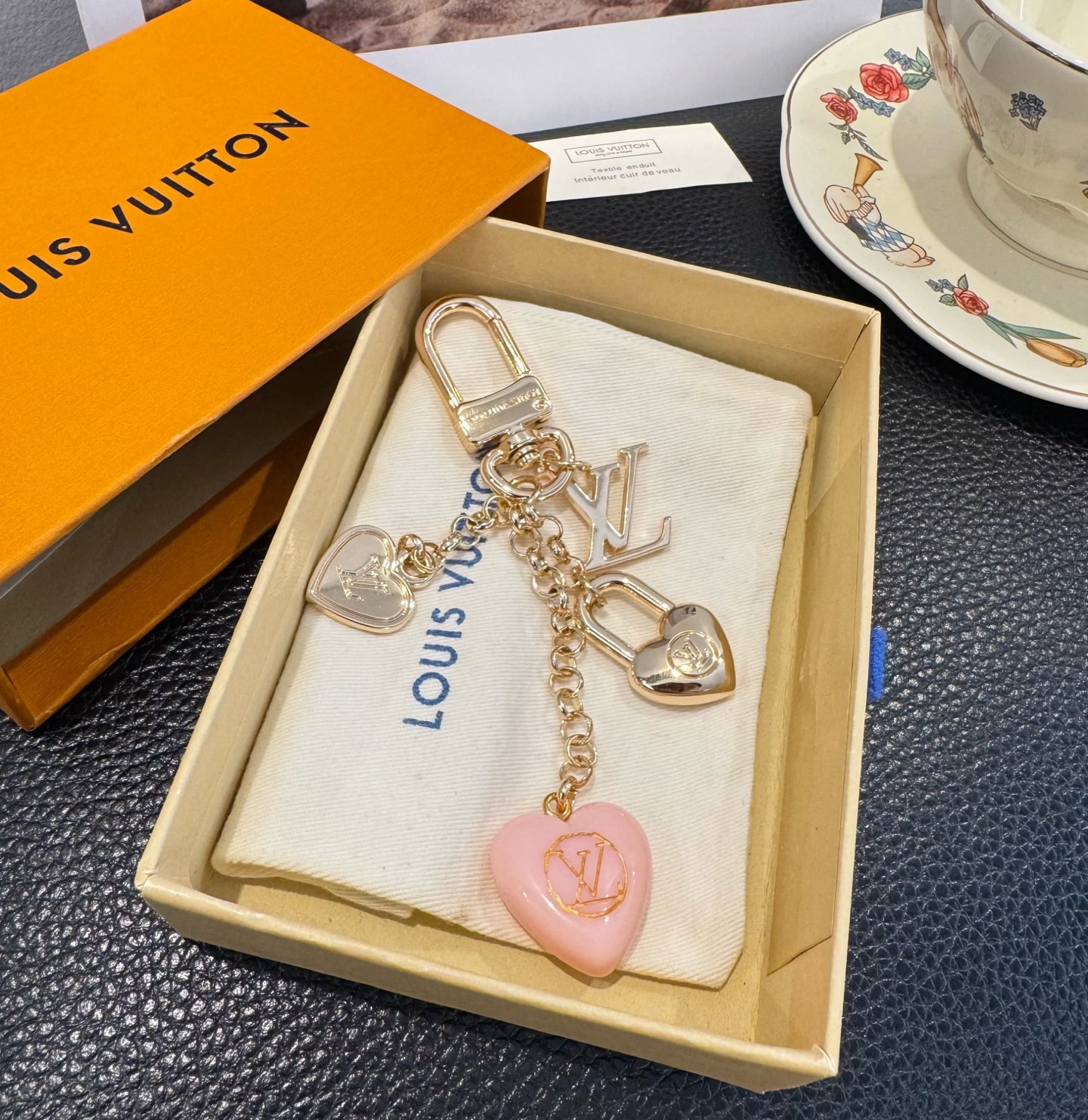 🔥Lv 钥匙扣包包挂件挂饰SPring Street Chain 包饰将 Monogram 花卉💗和 L