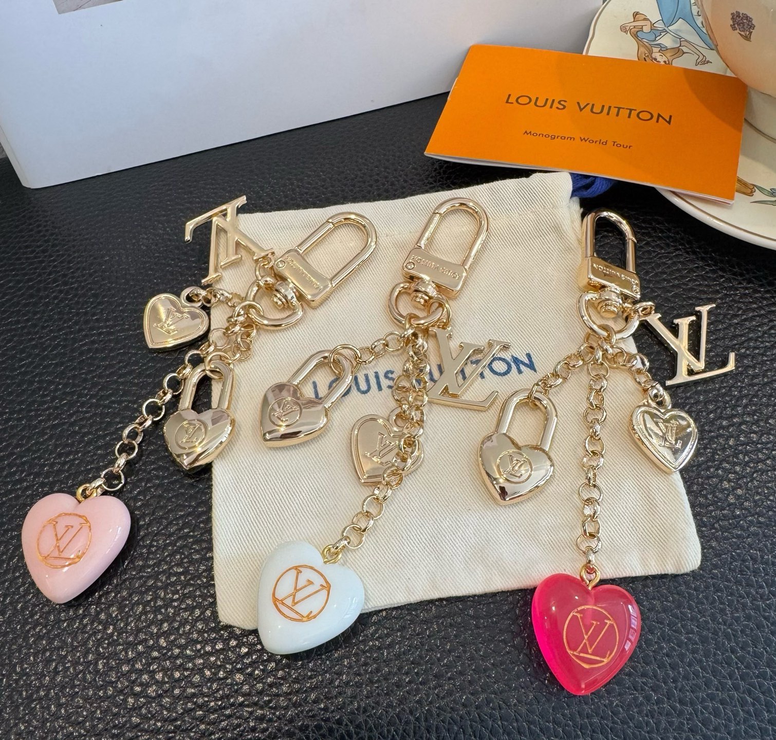 🔥Lv 钥匙扣包包挂件挂饰SPring Street Chain 包饰将 Monogram 花卉💗和 L