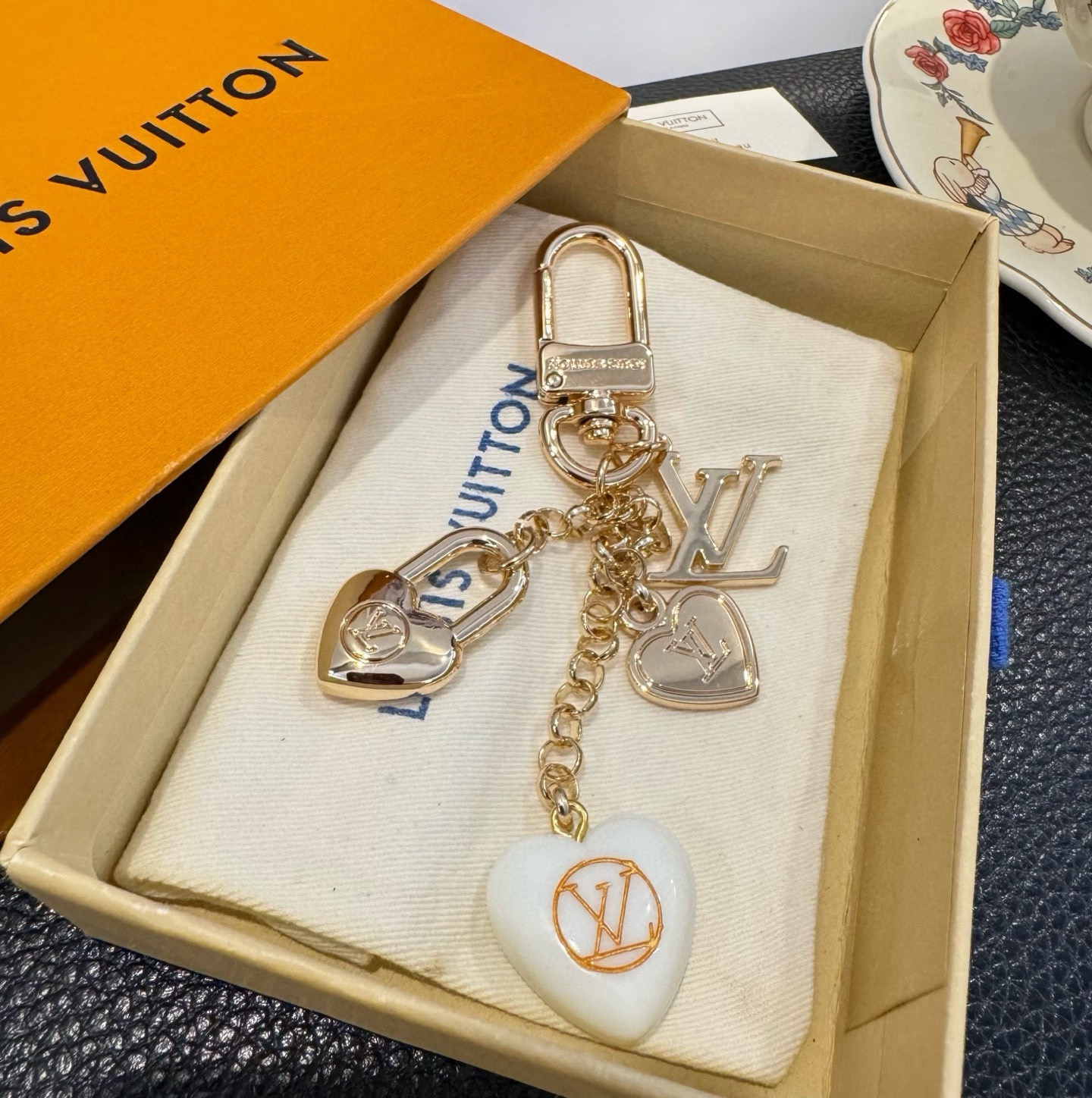 🔥Lv 钥匙扣包包挂件挂饰SPring Street Chain 包饰将 Monogram 花卉💗和 L