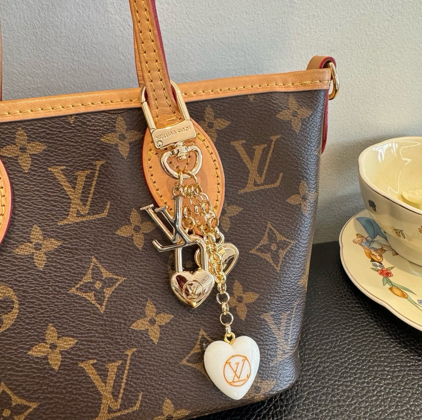 🔥Lv 钥匙扣包包挂件挂饰SPring Street Chain 包饰将 Monogram 花卉💗和 L