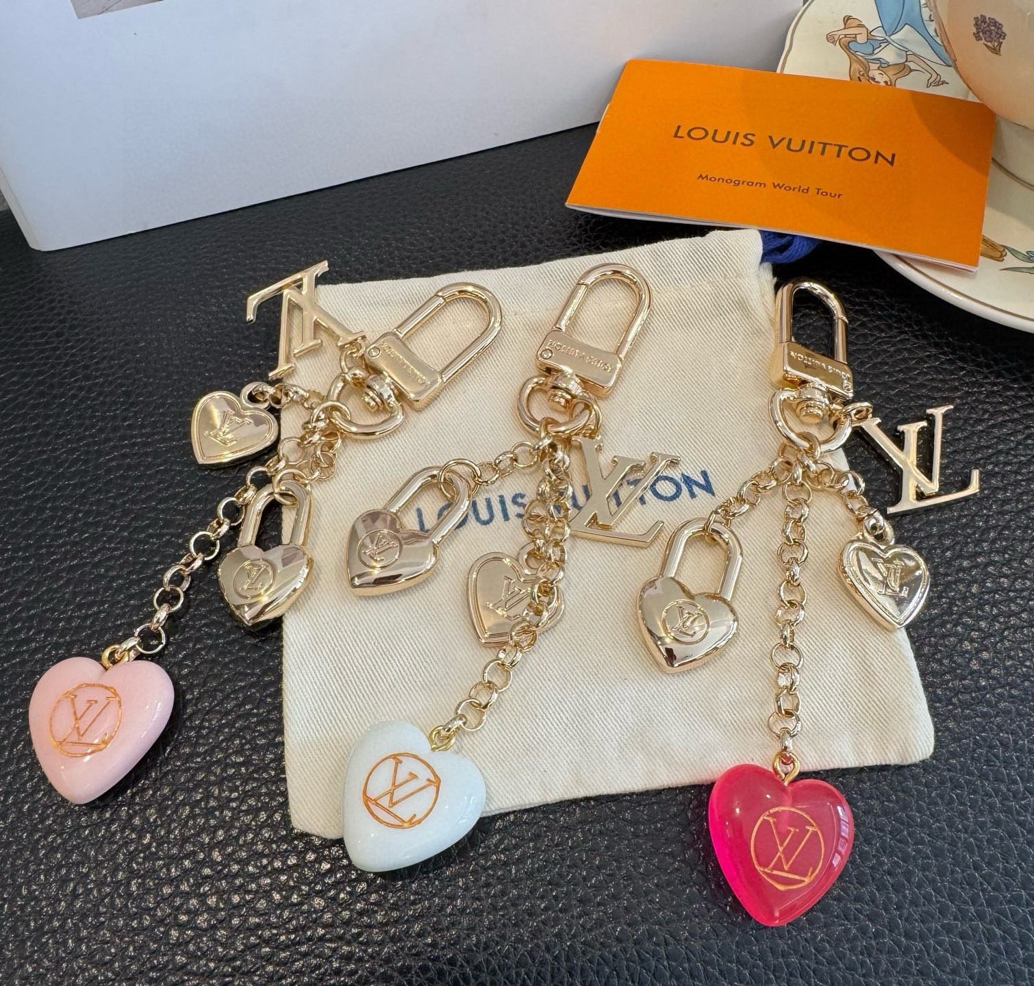🔥Lv 钥匙扣包包挂件挂饰SPring Street Chain 包饰将 Monogram 花卉💗和 L