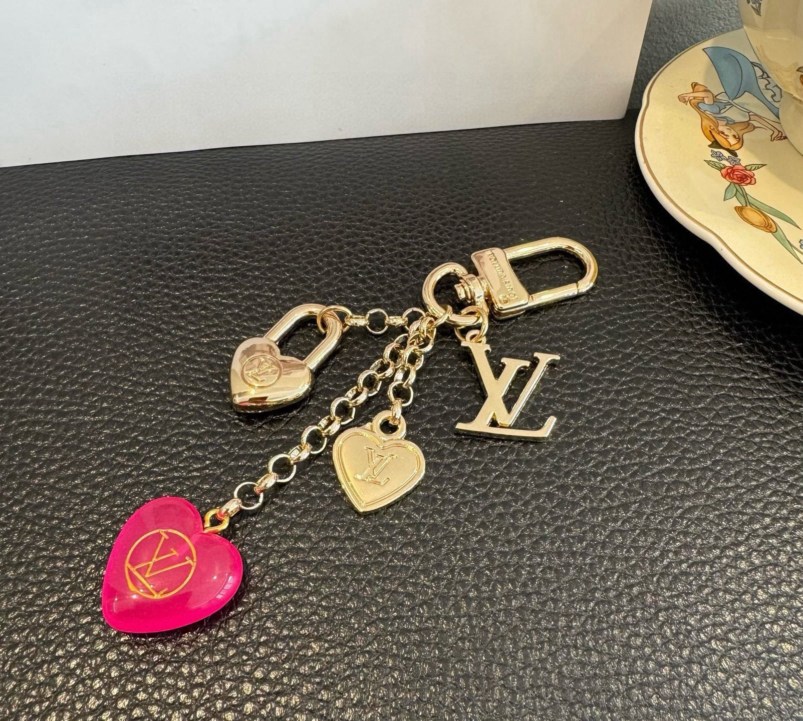 🔥Lv 钥匙扣包包挂件挂饰SPring Street Chain 包饰将 Monogram 花卉💗和 L