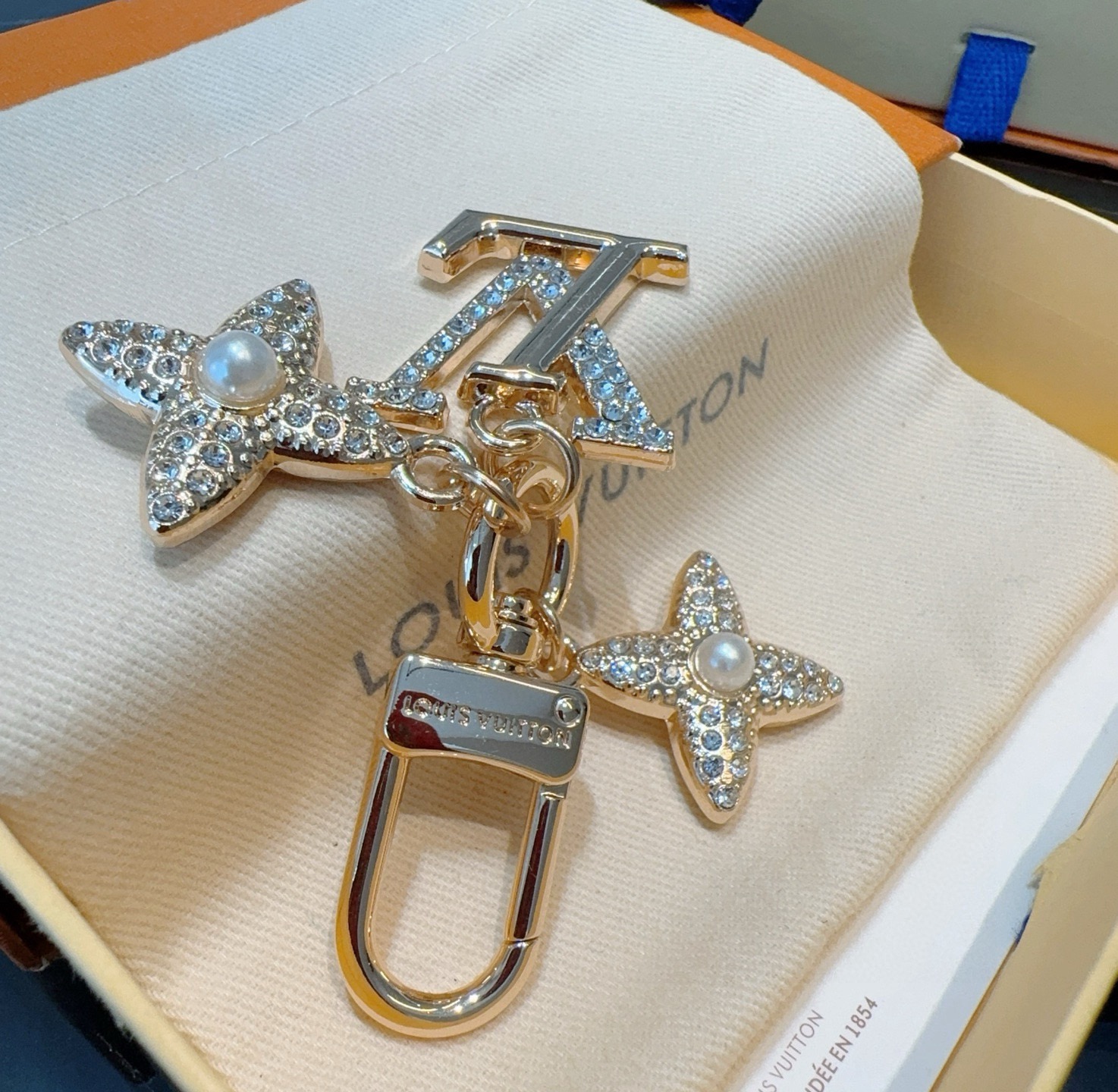 Lv钥匙扣官网新款 标志性首字母水晶花卉吊坠钥匙扣 包包挂件 M01566