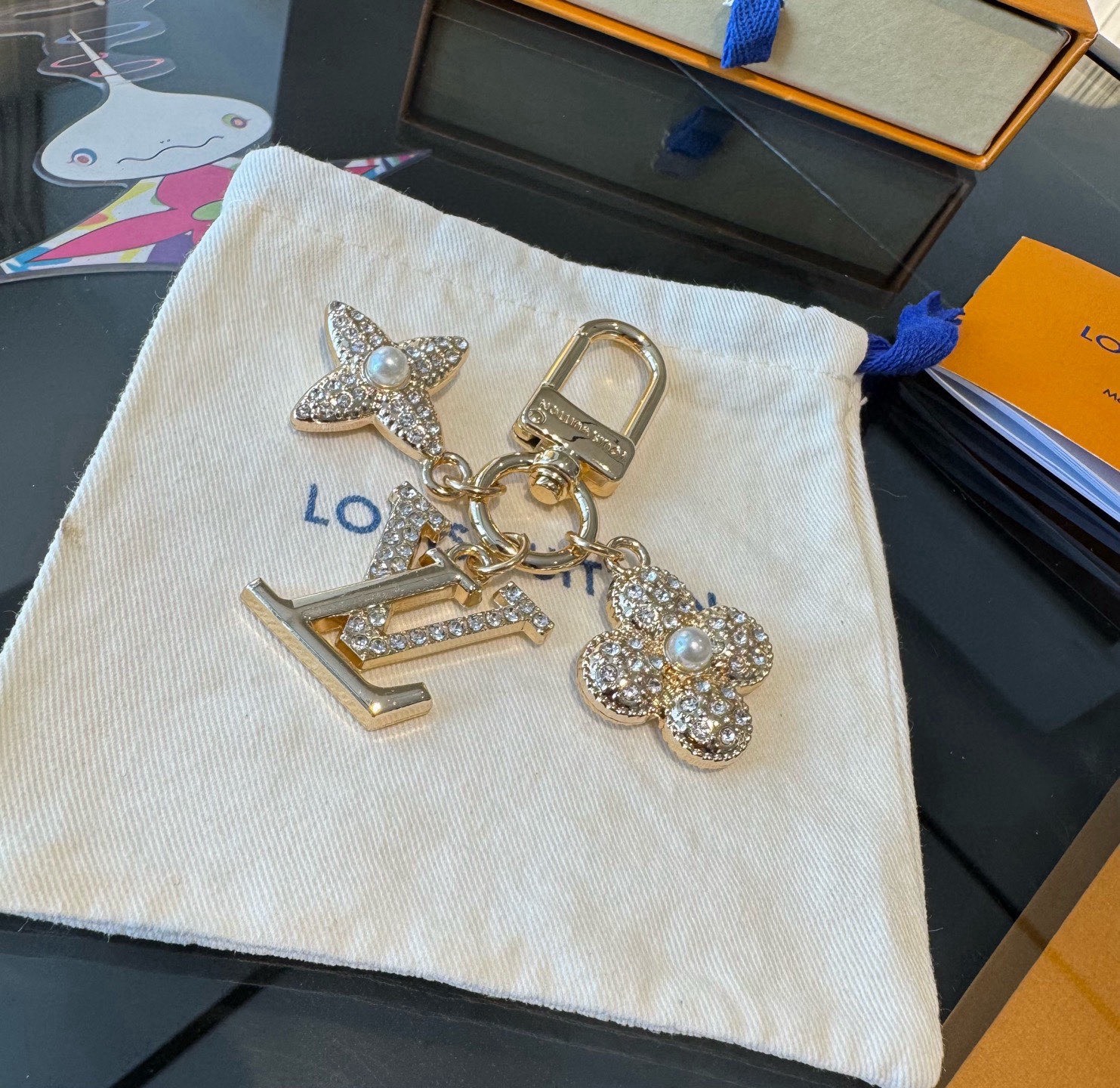 Lv钥匙扣官网新款 标志性首字母水晶花卉吊坠钥匙扣 包包挂件 M01566