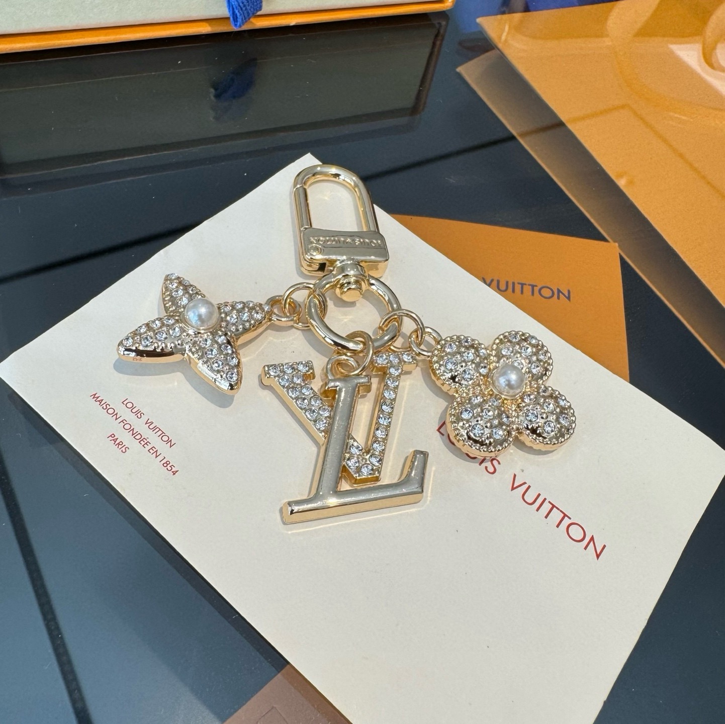 Lv钥匙扣官网新款 标志性首字母水晶花卉吊坠钥匙扣 包包挂件 M01566