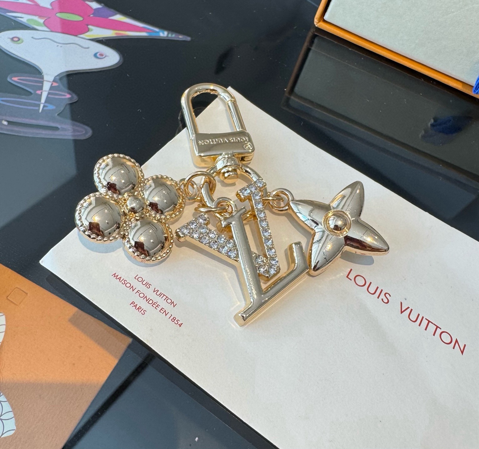 Lv钥匙扣官网新款 标志性首字母水晶花卉吊坠钥匙扣 包包挂件 M01566
