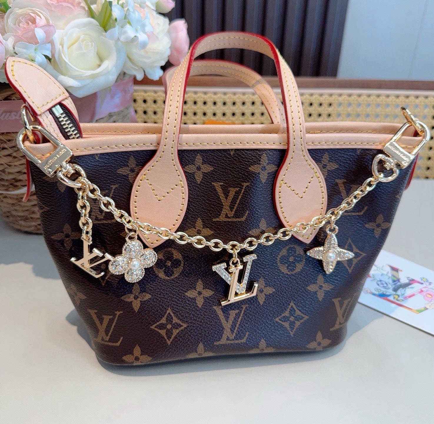 Lv钥匙扣链条官网新款 标志性首字母水晶花卉吊坠钥匙扣 包包挂链