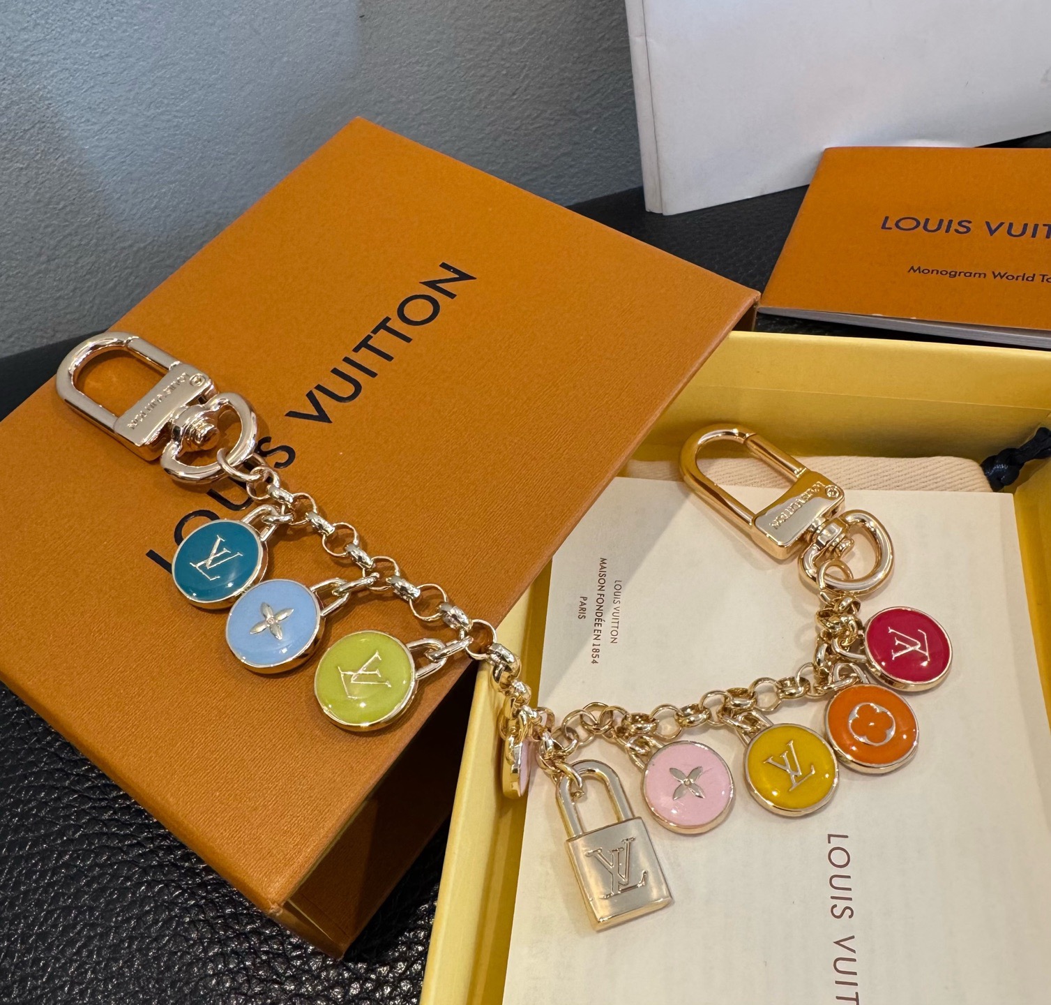 官网新款🔥LV包链 钥匙扣 路易威登珐琅彩色挂饰 包包链条精选莹亮金属 高雅奢华！