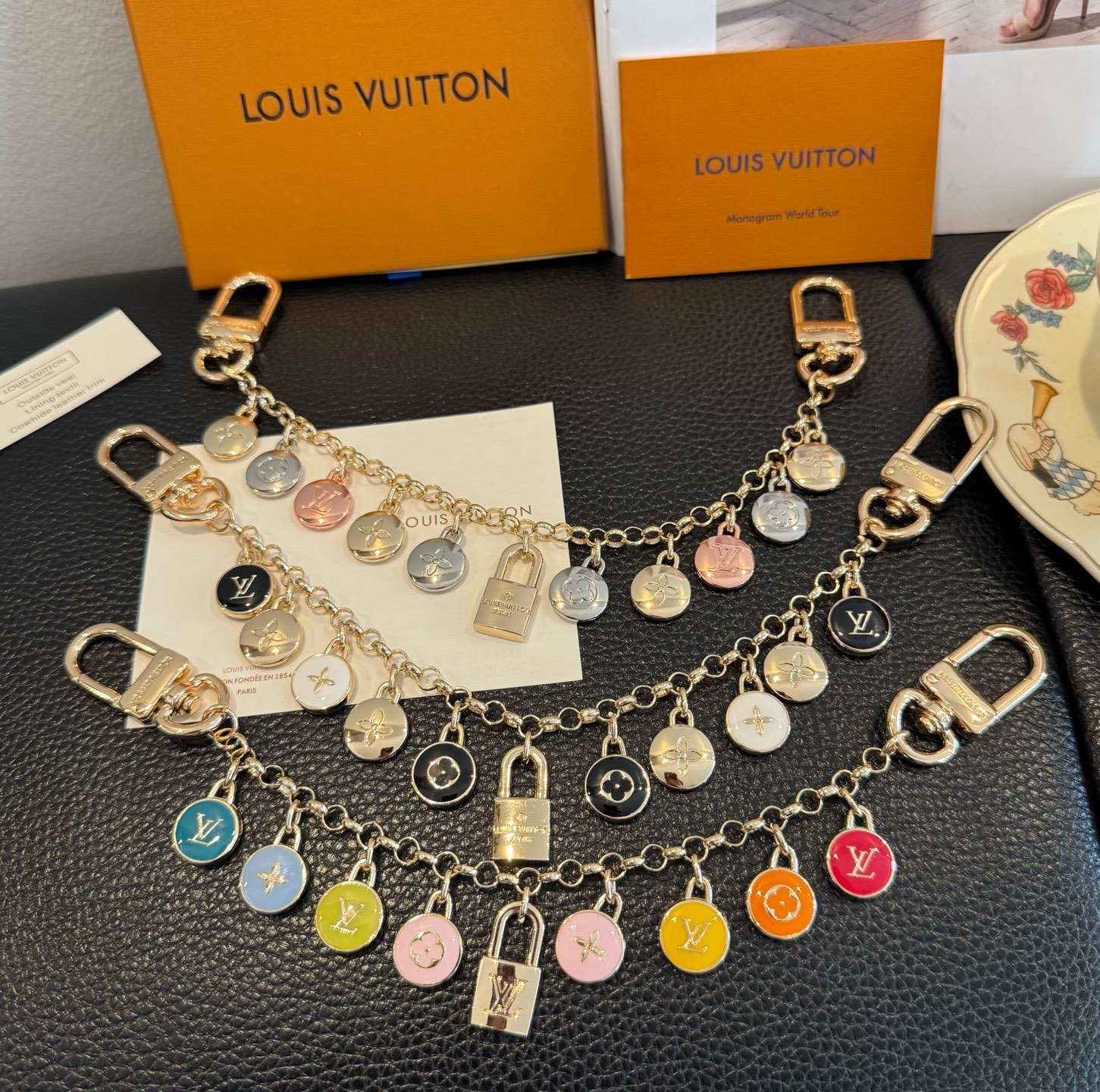 官网新款🔥LV包链 钥匙扣 路易威登珐琅彩色挂饰 包包链条精选莹亮金属 高雅奢华！