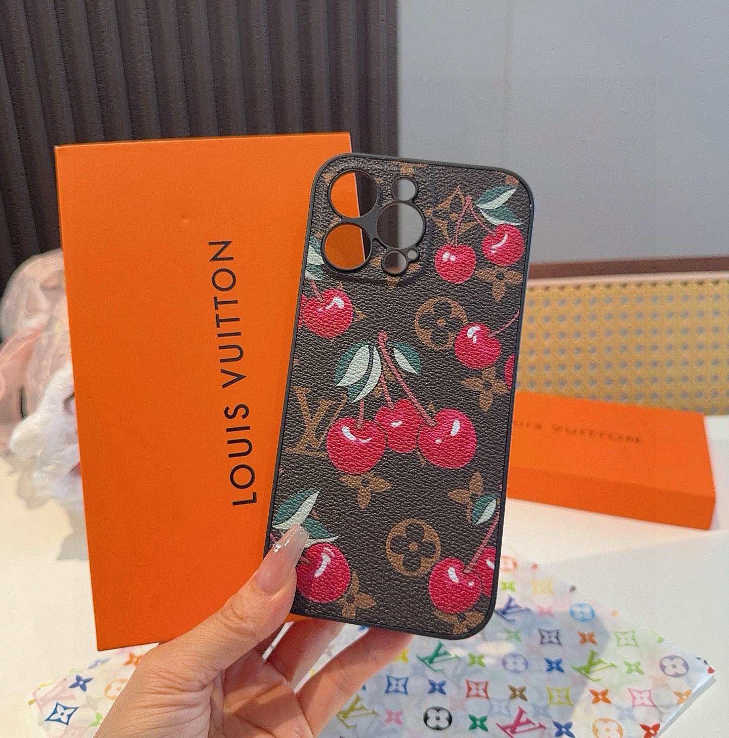 🔥Lv精孔全包手机壳 村上隆合作款樱桃🍒图案Lv全包围边皮质手机壳型号：为了不出现报错型号，请打开本机查