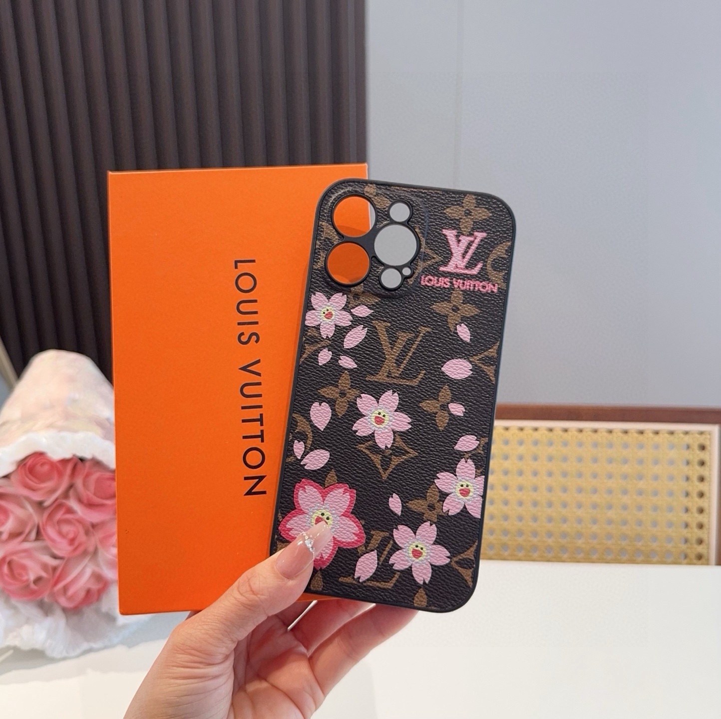 🔥Lv精孔全包手机壳 村上隆樱花🌸图案Lv全包围边皮质手机壳型号：为了不出现报错型号，请打开本机查看手机