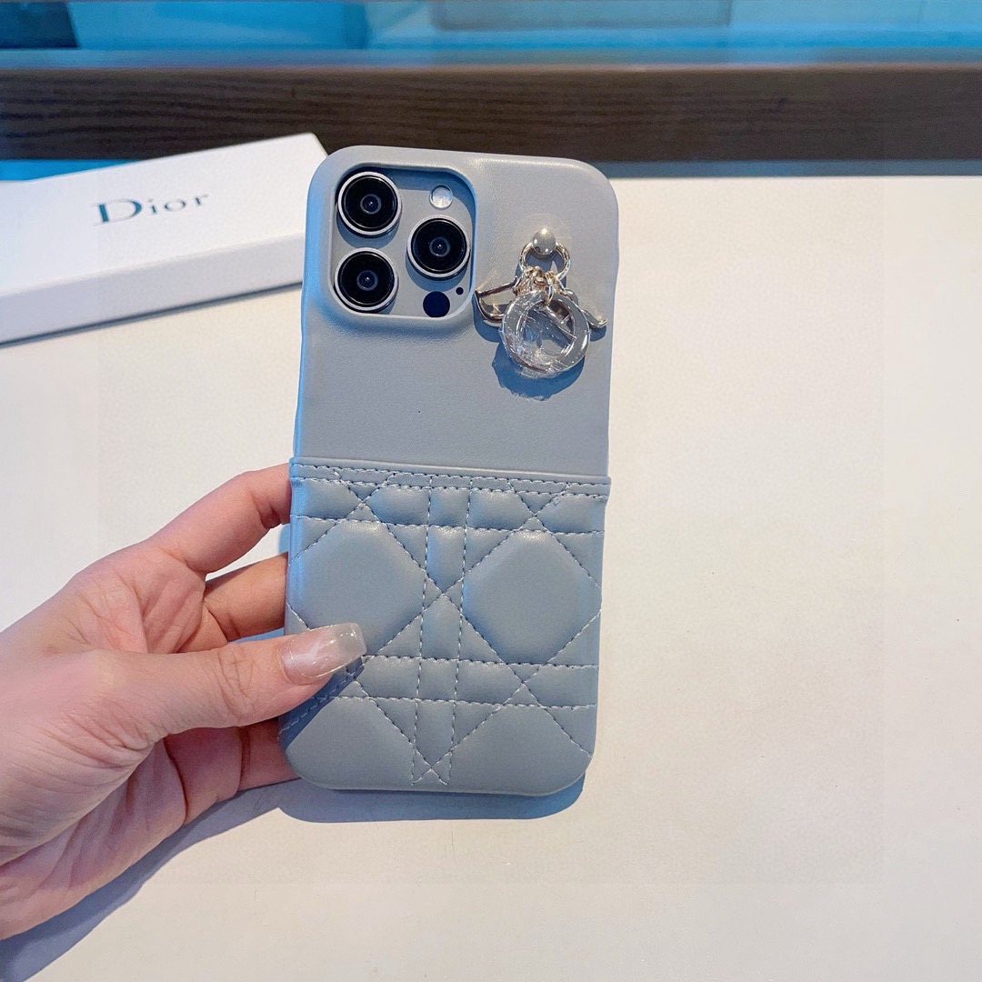 。Dior迪奥手机壳 戴妃格五金吊坠🎁官网1:1 同步更新🔥大牌原创设计型号：为了不出现报错型号，请打开