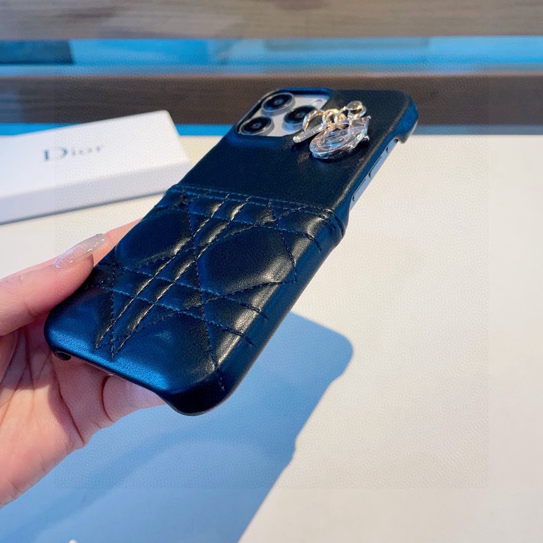 。Dior迪奥手机壳 戴妃格五金吊坠🎁官网1:1 同步更新🔥大牌原创设计型号：为了不出现报错型号，请打开