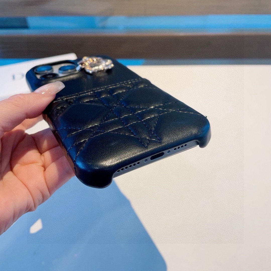 。Dior迪奥手机壳 戴妃格五金吊坠🎁官网1:1 同步更新🔥大牌原创设计型号：为了不出现报错型号，请打开