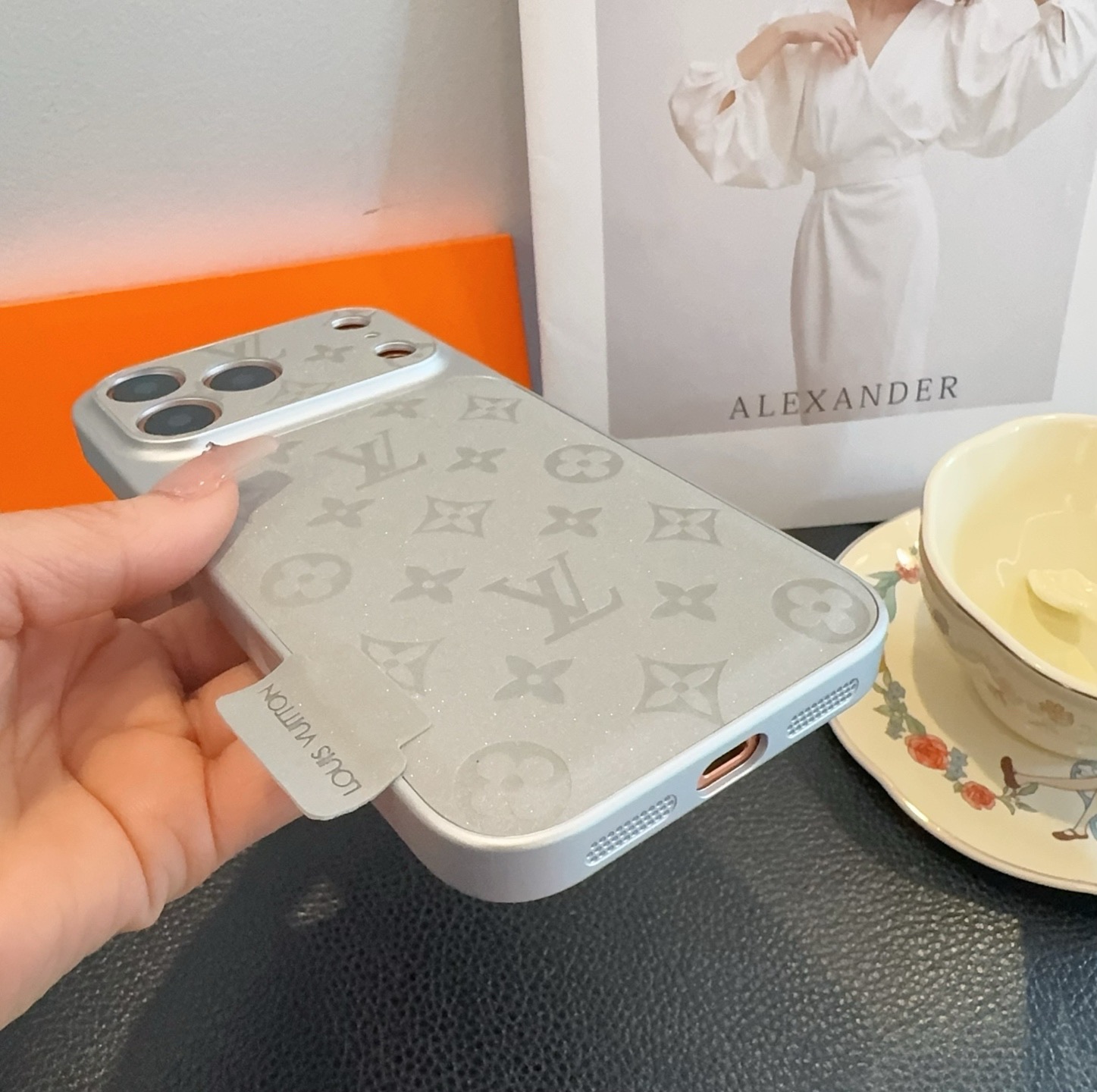 星宇橙系列 lv 秒变17 压花闪粉全包精孔手机壳型号：为了不出现报错型号，请打开本机查看手机设置显示的