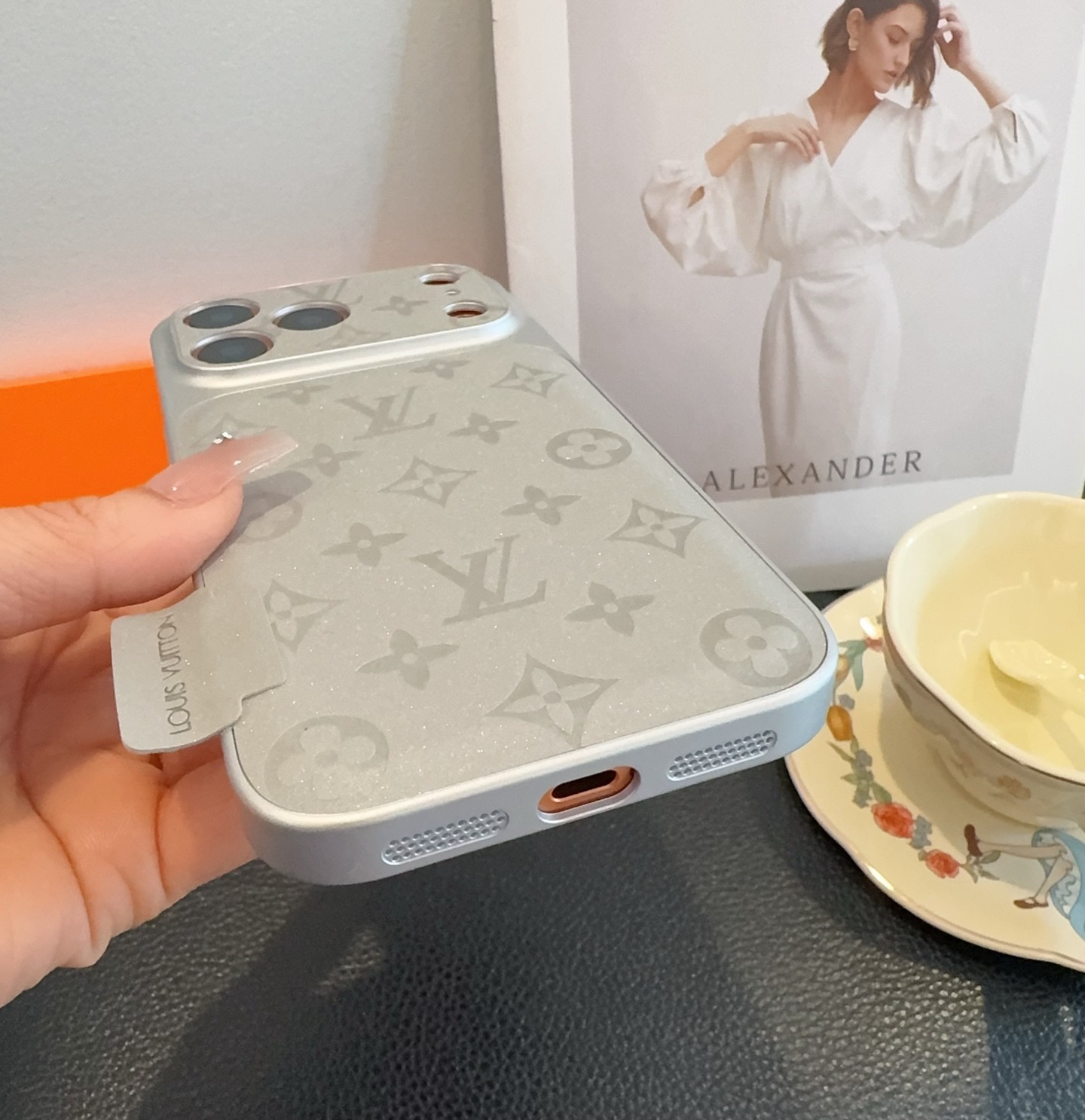 星宇橙系列 lv 秒变17 压花闪粉全包精孔手机壳型号：为了不出现报错型号，请打开本机查看手机设置显示的