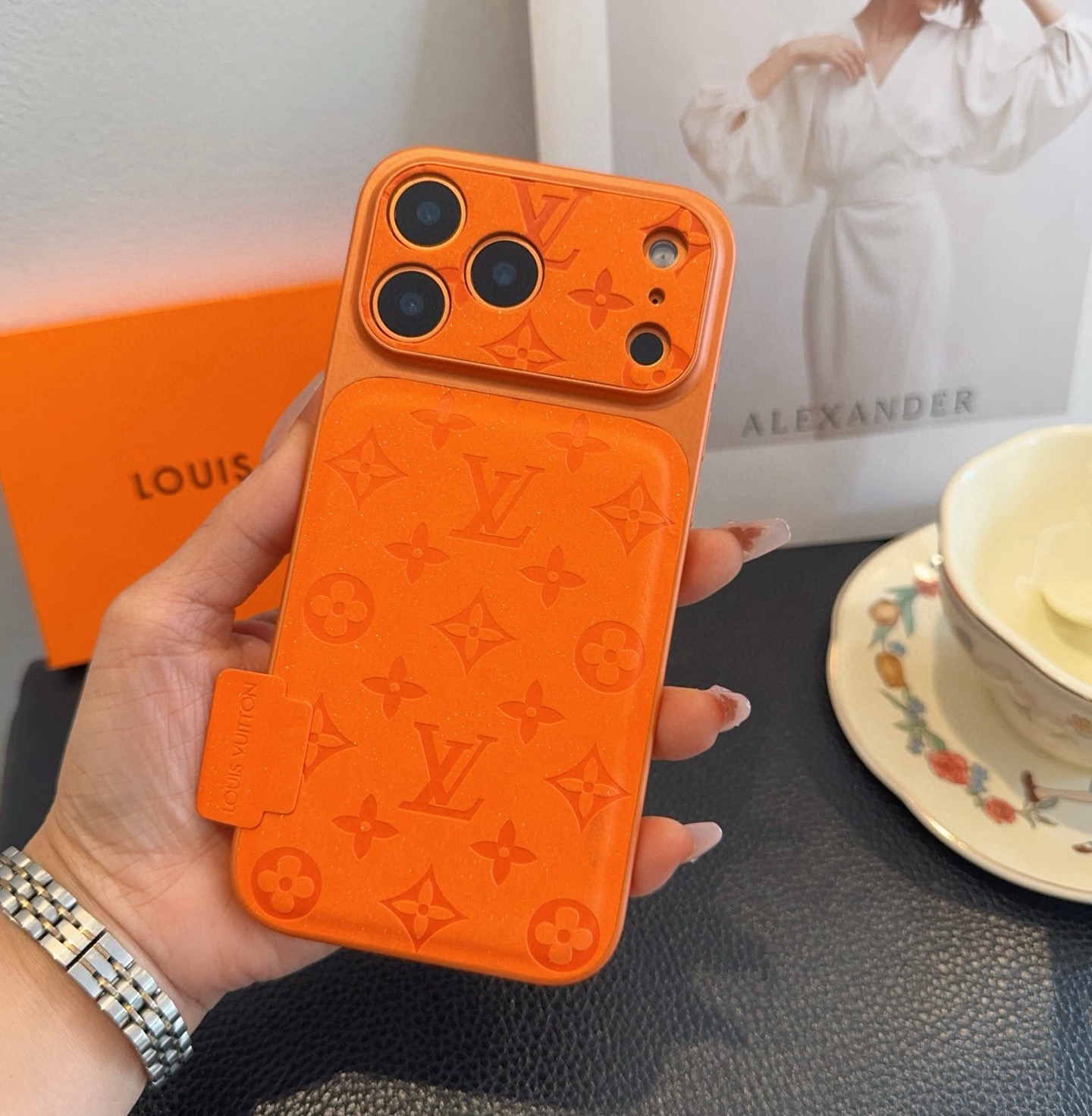 星宇橙系列 lv 秒变17 压花闪粉全包精孔手机壳型号：为了不出现报错型号，请打开本机查看手机设置显示的