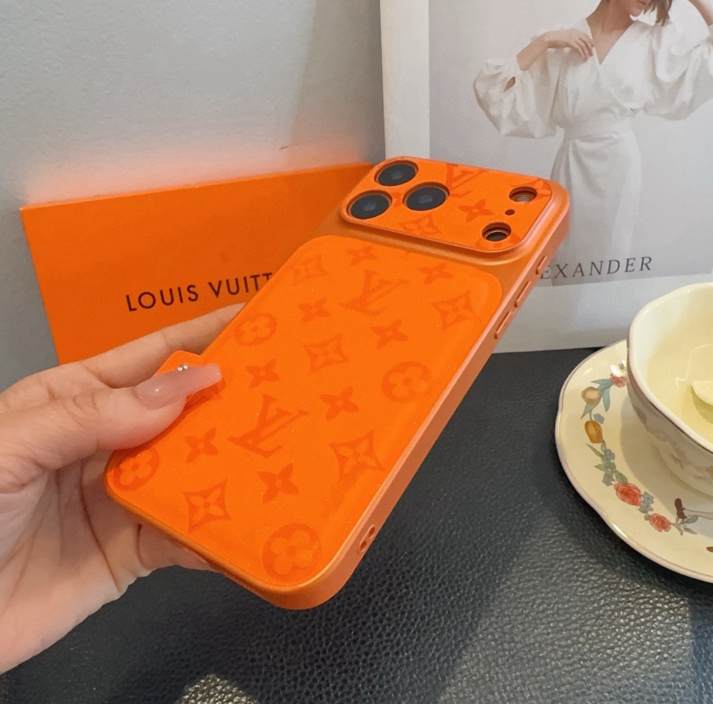 星宇橙系列 lv 秒变17 压花闪粉全包精孔手机壳型号：为了不出现报错型号，请打开本机查看手机设置显示的