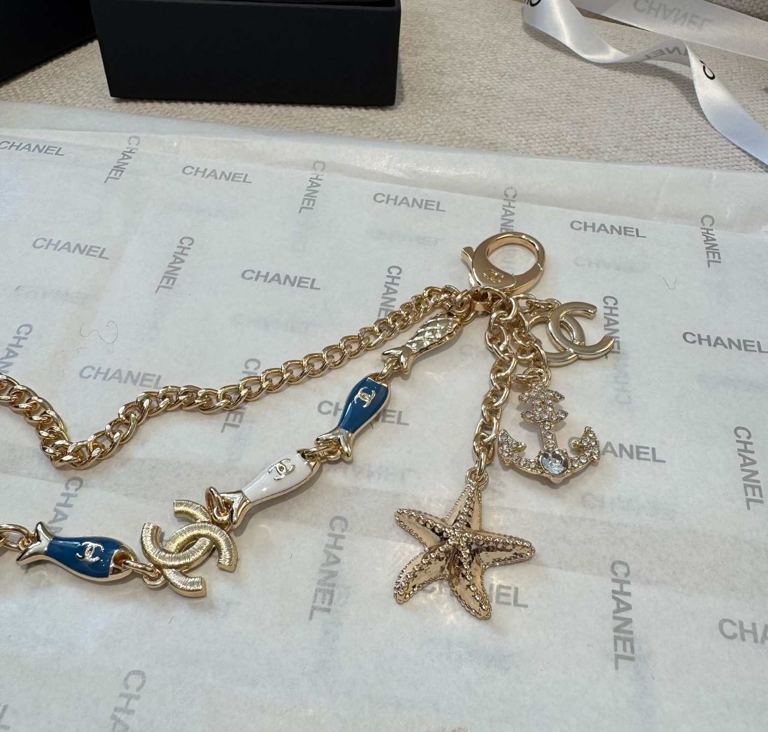 🔥CHANEL香奈儿小鱼儿🐠钥匙扣挂件 ~香奈儿包链挂饰挂件精巧经典菱格纹搭配双C标志，奢华与趣味并存。