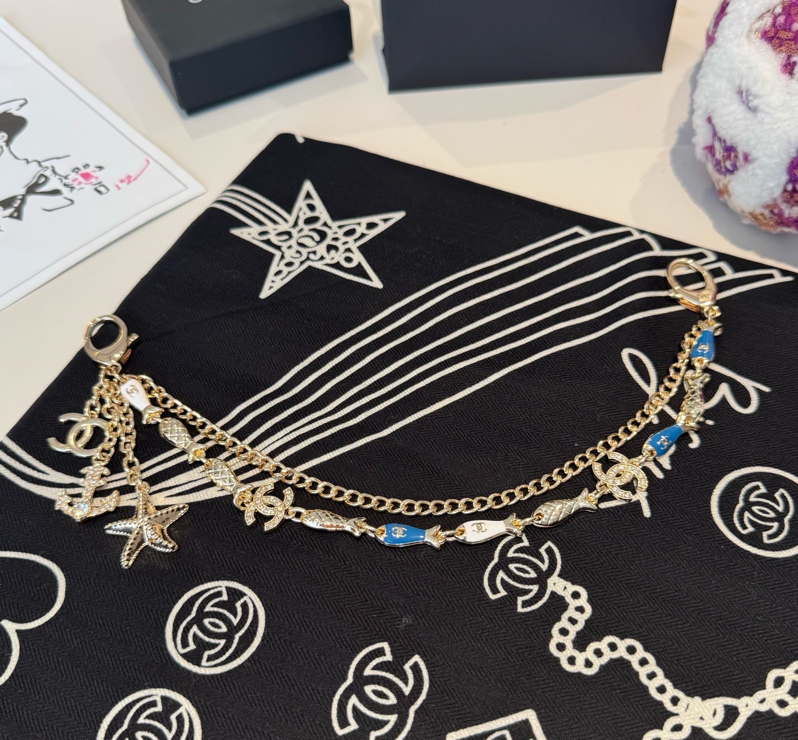 🔥CHANEL香奈儿小鱼儿🐠钥匙扣挂件 ~香奈儿包链挂饰挂件精巧经典菱格纹搭配双C标志，奢华与趣味并存。