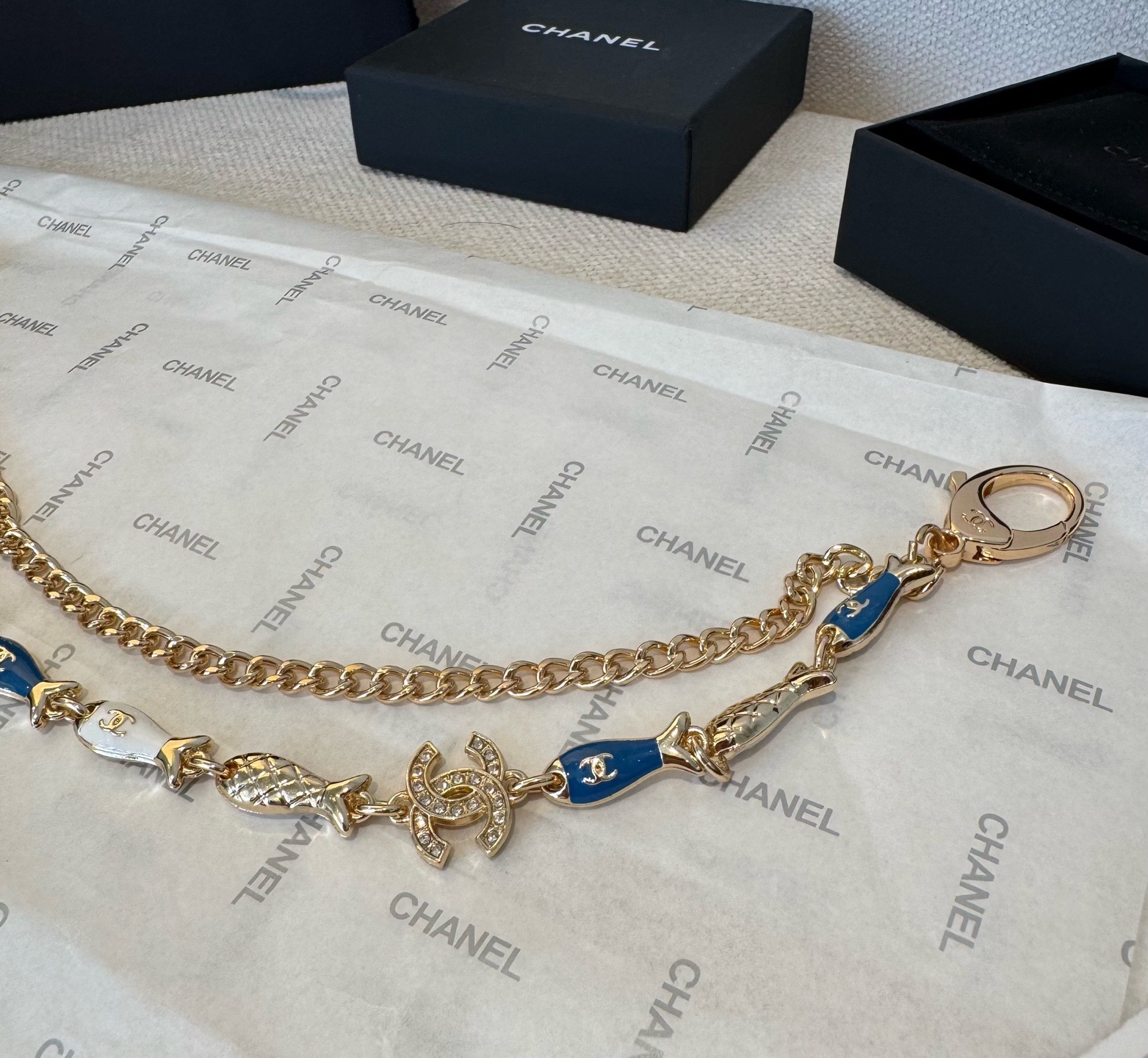 🔥CHANEL香奈儿小鱼儿🐠钥匙扣挂件 ~香奈儿包链挂饰挂件精巧经典菱格纹搭配双C标志，奢华与趣味并存。