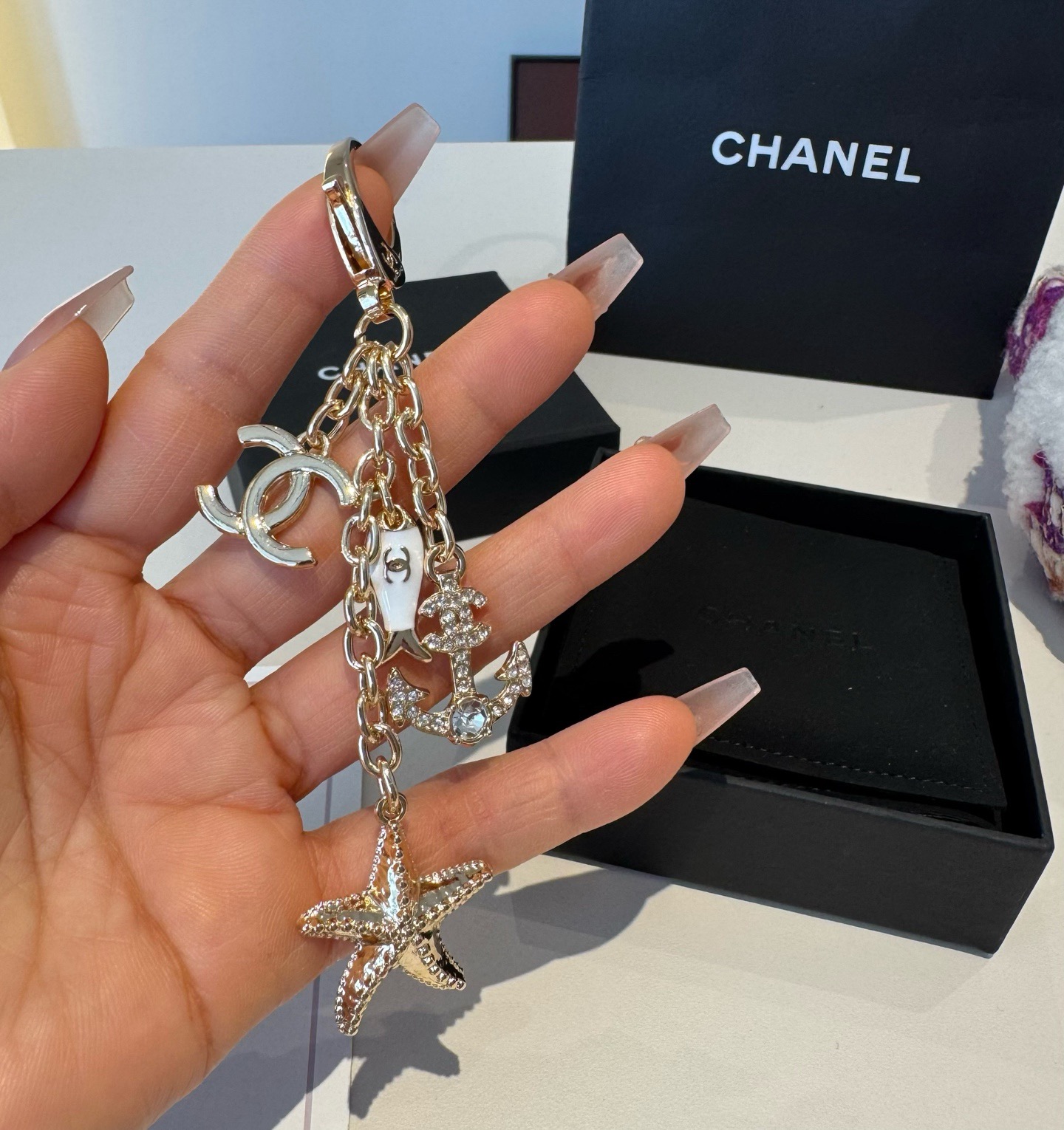 🔥CHANEL香奈儿小鱼儿🐠钥匙扣挂件 ~包包挂饰车钥匙挂件精巧经典菱格纹搭配双C标志，奢华与趣味并存。