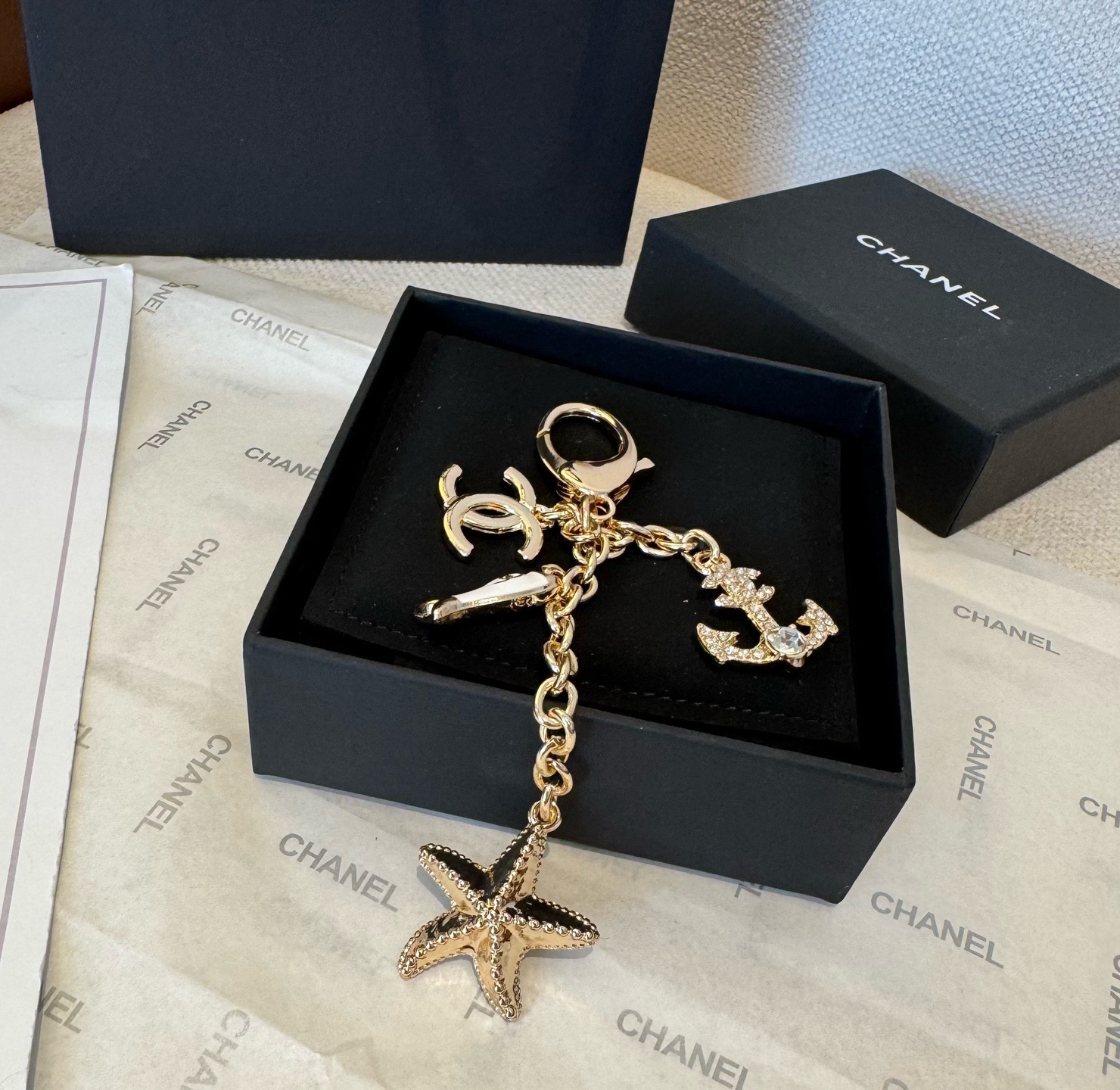 🔥CHANEL香奈儿小鱼儿🐠钥匙扣挂件 ~包包挂饰车钥匙挂件精巧经典菱格纹搭配双C标志，奢华与趣味并存。