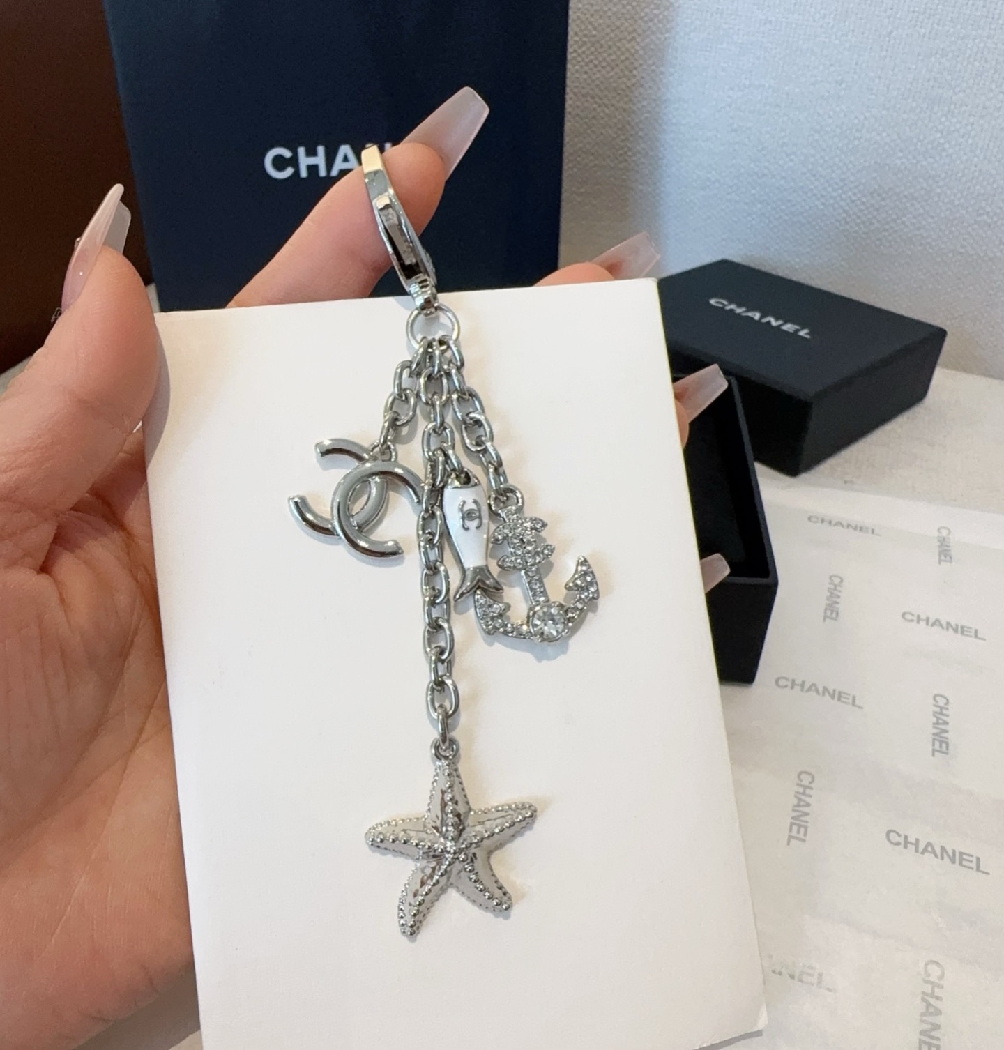 🔥CHANEL香奈儿小鱼儿🐠钥匙扣挂件 ~包包挂饰车钥匙挂件精巧经典菱格纹搭配双C标志，奢华与趣味并存。