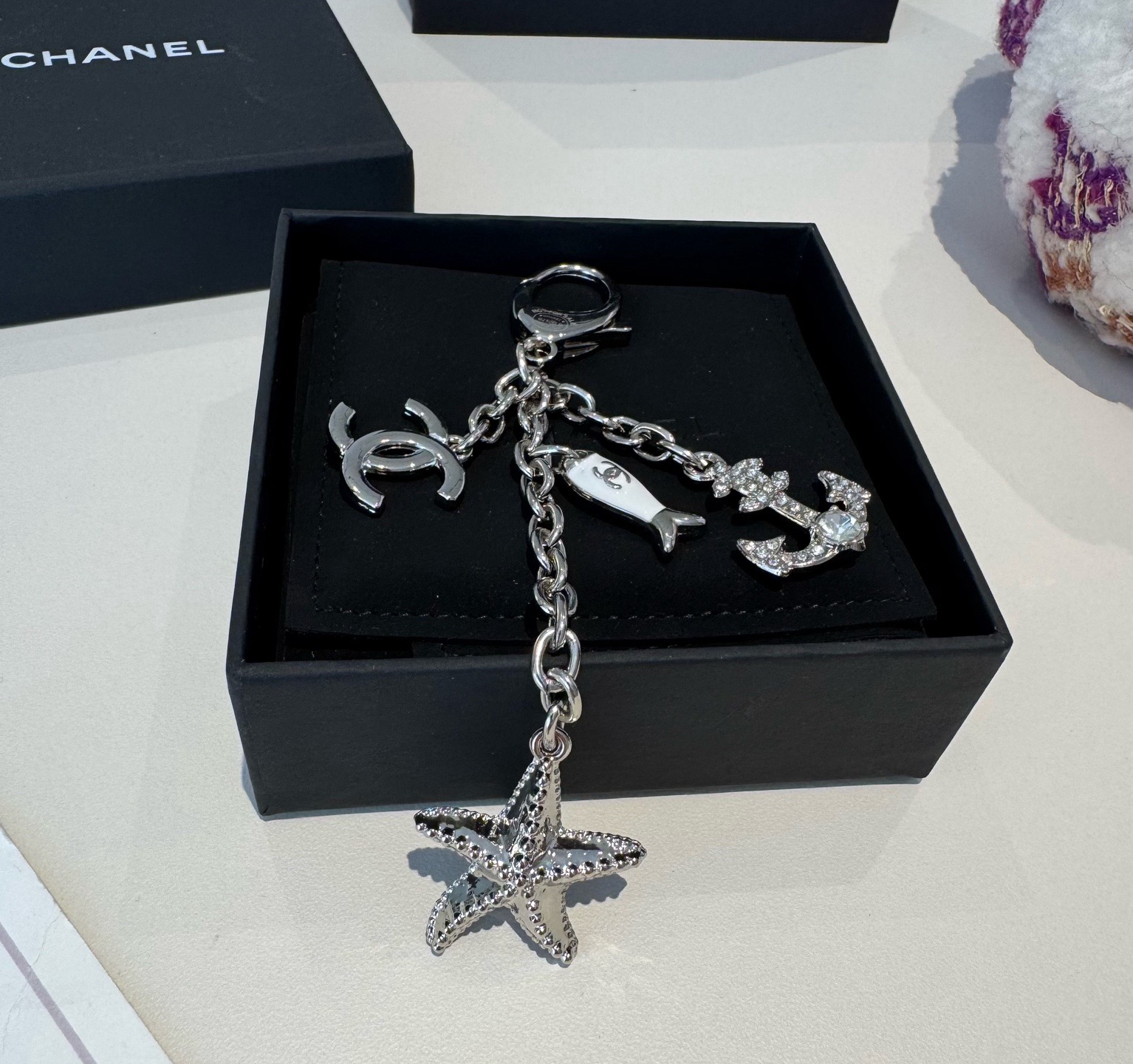 🔥CHANEL香奈儿小鱼儿🐠钥匙扣挂件 ~包包挂饰车钥匙挂件精巧经典菱格纹搭配双C标志，奢华与趣味并存。