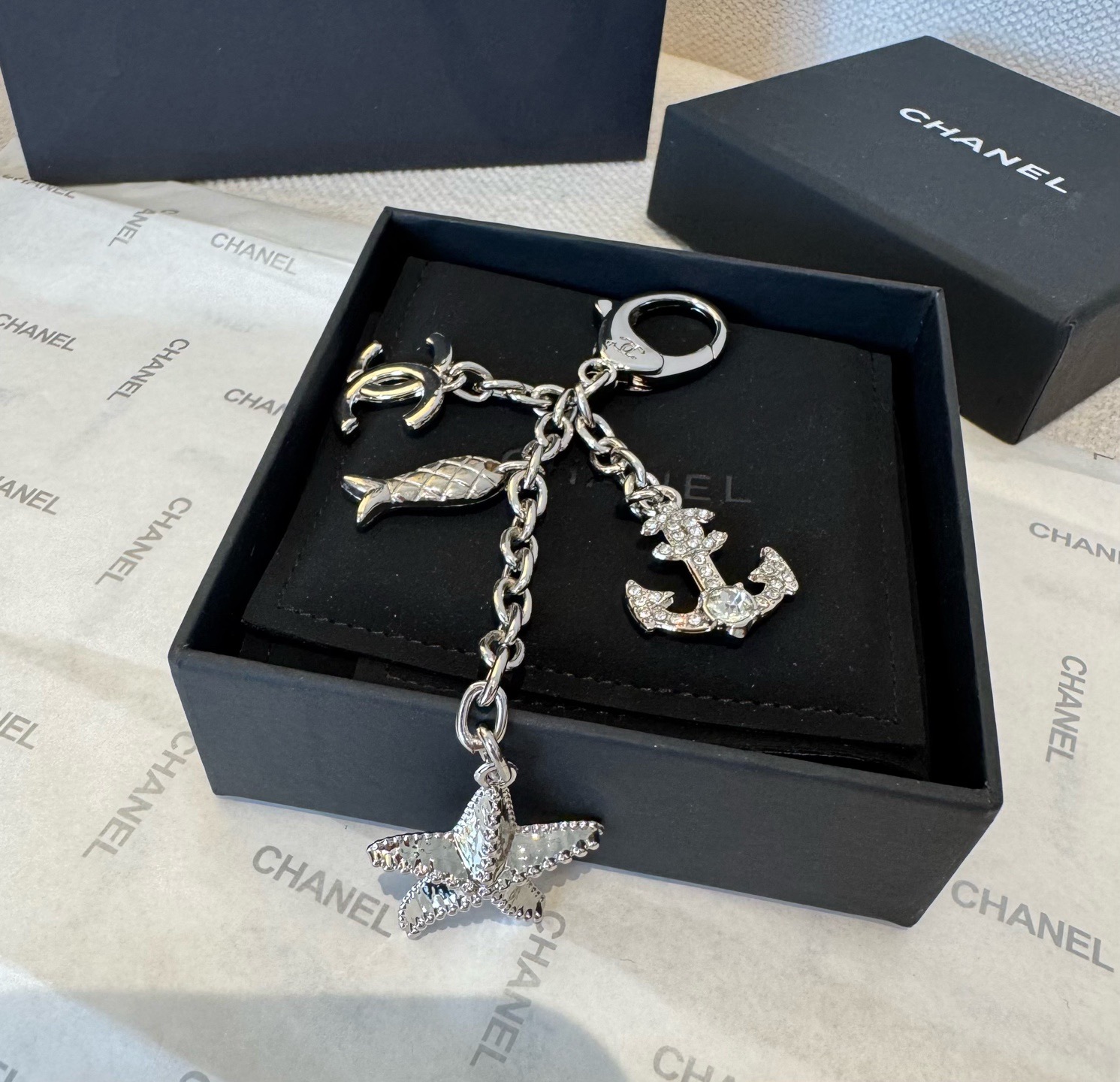 🔥CHANEL香奈儿小鱼儿🐠钥匙扣挂件 ~包包挂饰车钥匙挂件精巧经典菱格纹搭配双C标志，奢华与趣味并存。