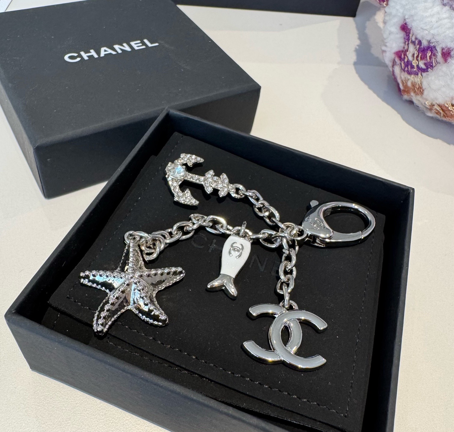 🔥CHANEL香奈儿小鱼儿🐠钥匙扣挂件 ~包包挂饰车钥匙挂件精巧经典菱格纹搭配双C标志，奢华与趣味并存。