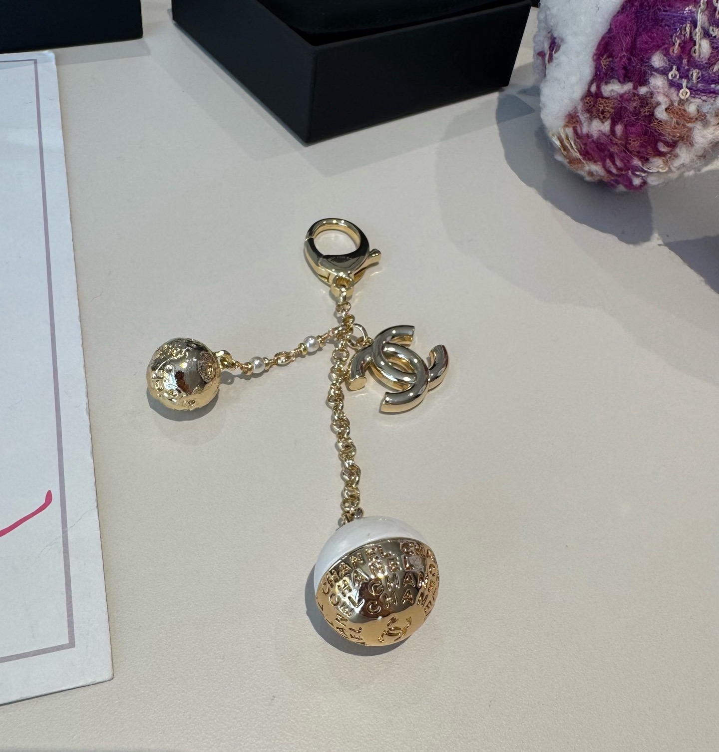 🔥CHANEL香奈儿地球仪钥匙扣挂件 ~包包挂饰车钥匙挂件精巧经典菱格纹搭配双C标志，奢华与趣味并存。随