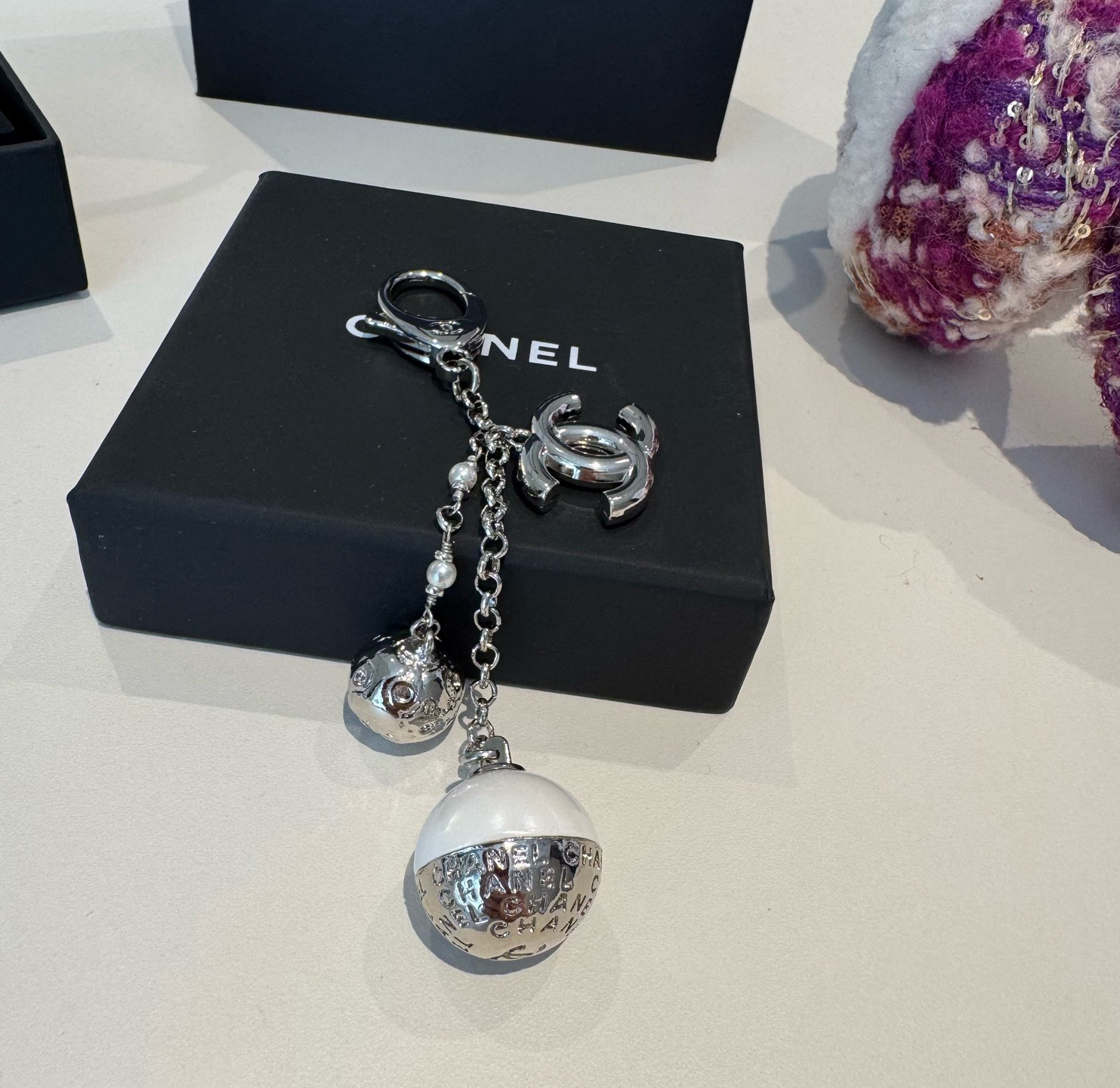 🔥CHANEL香奈儿地球仪钥匙扣挂件 ~包包挂饰车钥匙挂件精巧经典菱格纹搭配双C标志，奢华与趣味并存。随