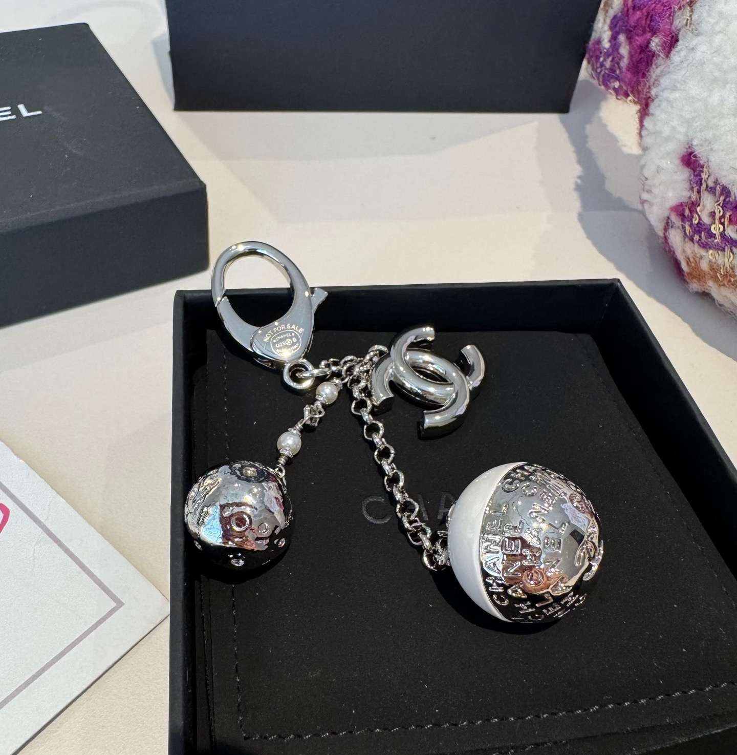 🔥CHANEL香奈儿地球仪钥匙扣挂件 ~包包挂饰车钥匙挂件精巧经典菱格纹搭配双C标志，奢华与趣味并存。随