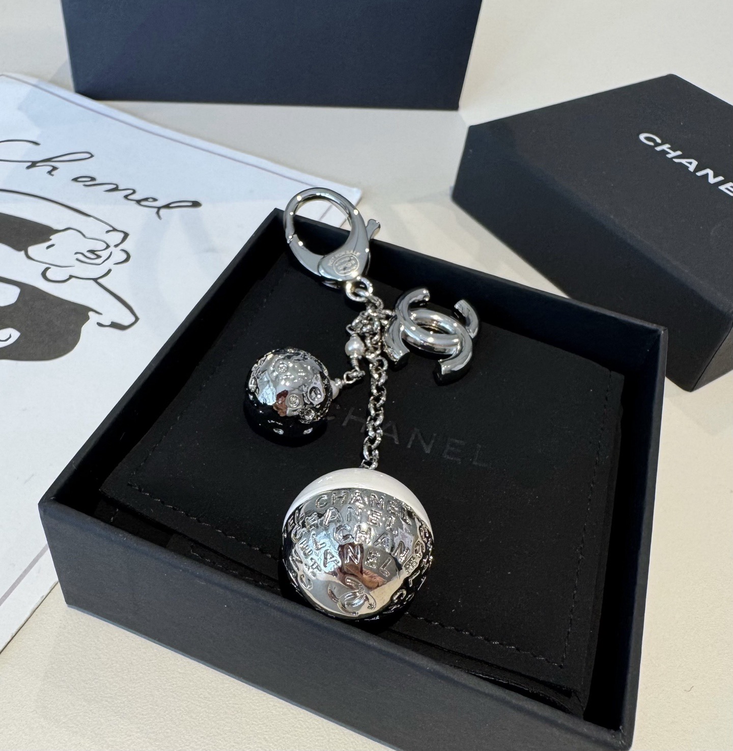 🔥CHANEL香奈儿地球仪钥匙扣挂件 ~包包挂饰车钥匙挂件精巧经典菱格纹搭配双C标志，奢华与趣味并存。随