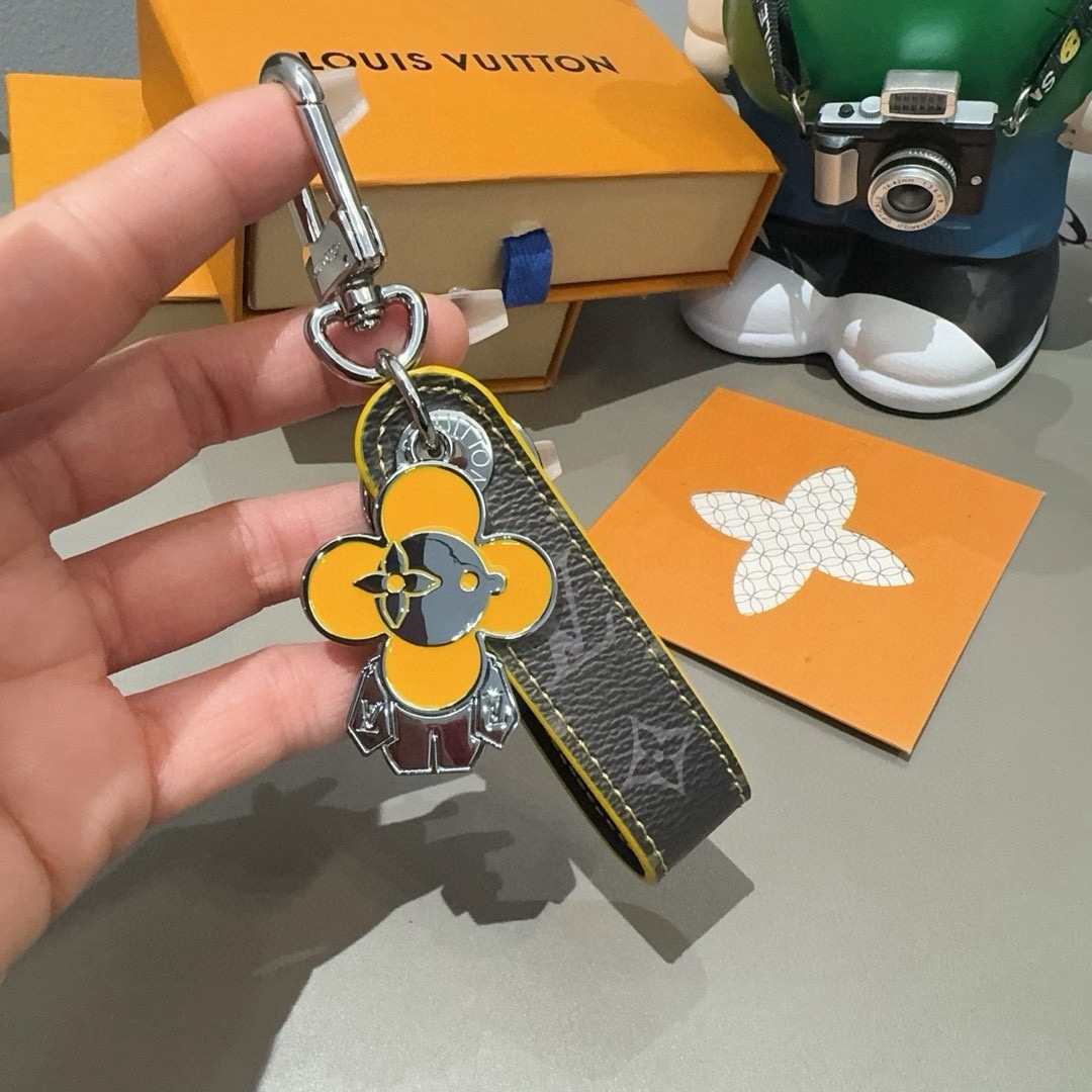 🔥LV钥匙扣 太阳娃娃🪆包挂饰 原版配件 Vivienne Dragonne包饰与钥匙扣以莹泽金属雕琢品