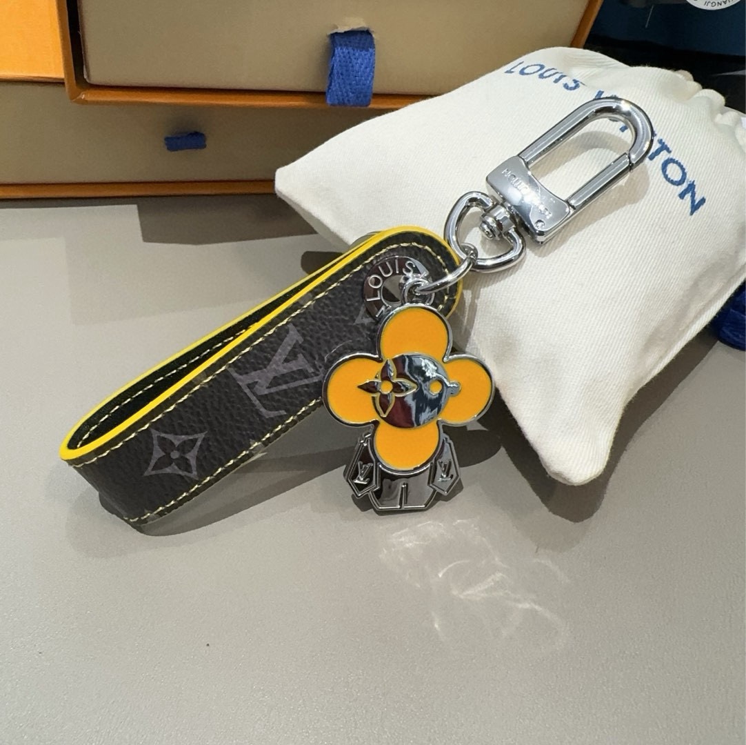 🔥LV钥匙扣 太阳娃娃🪆包挂饰 原版配件 Vivienne Dragonne包饰与钥匙扣以莹泽金属雕琢品